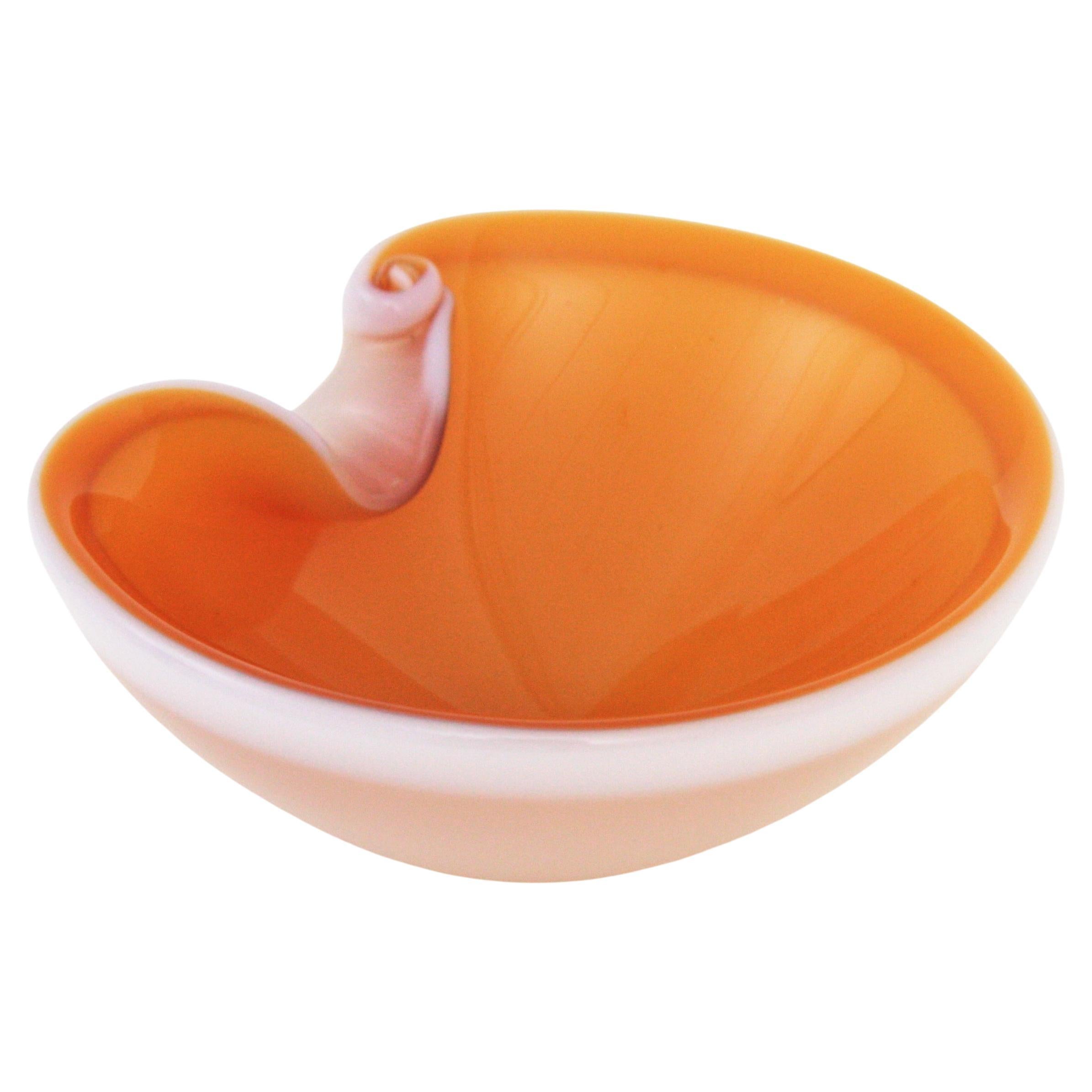 Ciotola in vetro artistico di Murano soffiato a mano, arancione e bianco. Attribuito a Seguso, Italia anni '60
Questo accattivante pezzo in vetro di Murano è caratterizzato da una ciotola con design a conchiglia e una parte interna in vetro