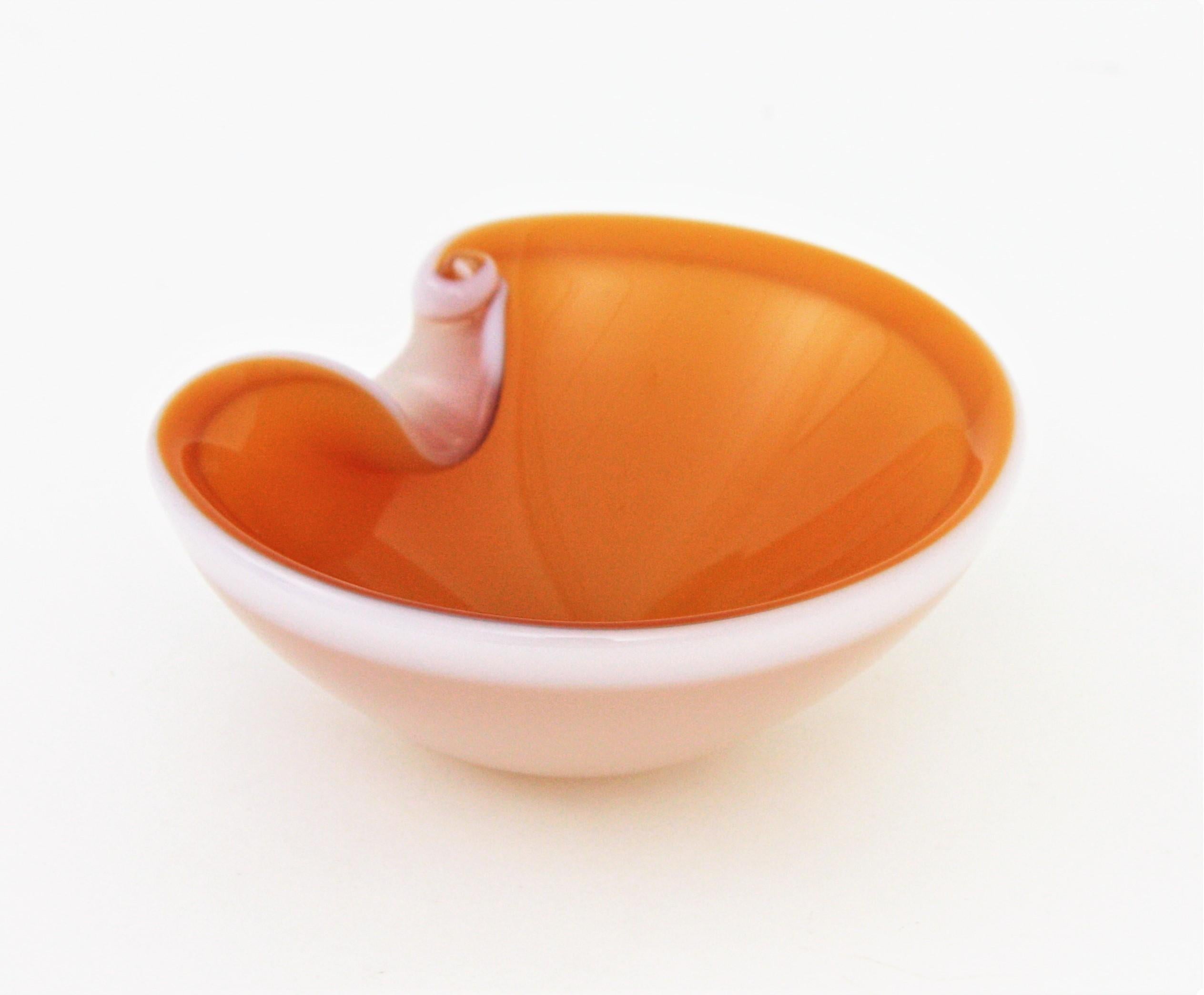 Seguso Murano Orange White Art Glass Shell Bowl Ashtray In Excellent Condition For Sale In Barcelona, ES