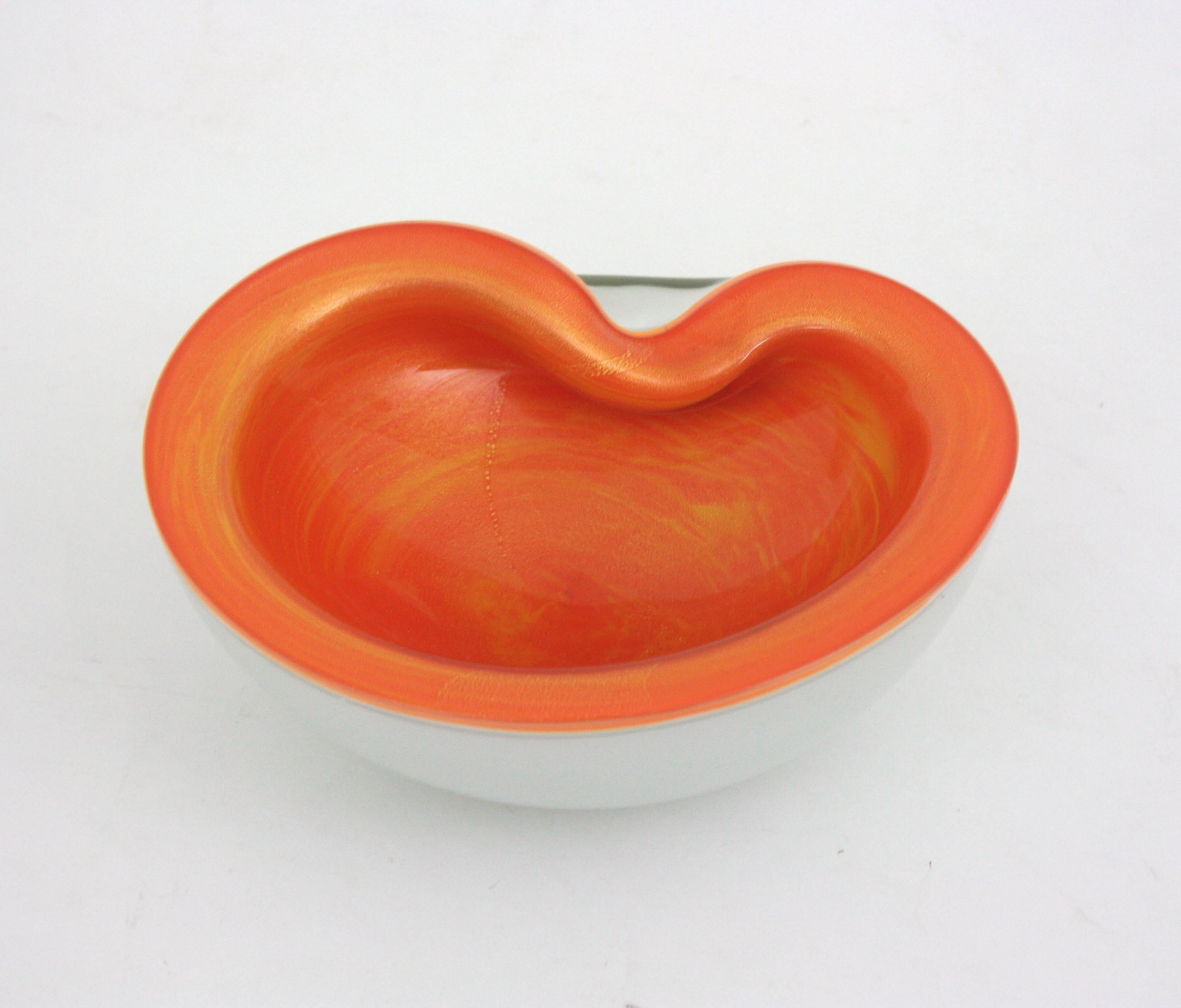 Grand bol / cendrier en verre d'art de Murano Orange Blanc Sommerso Mouchetures d'or en vente 2