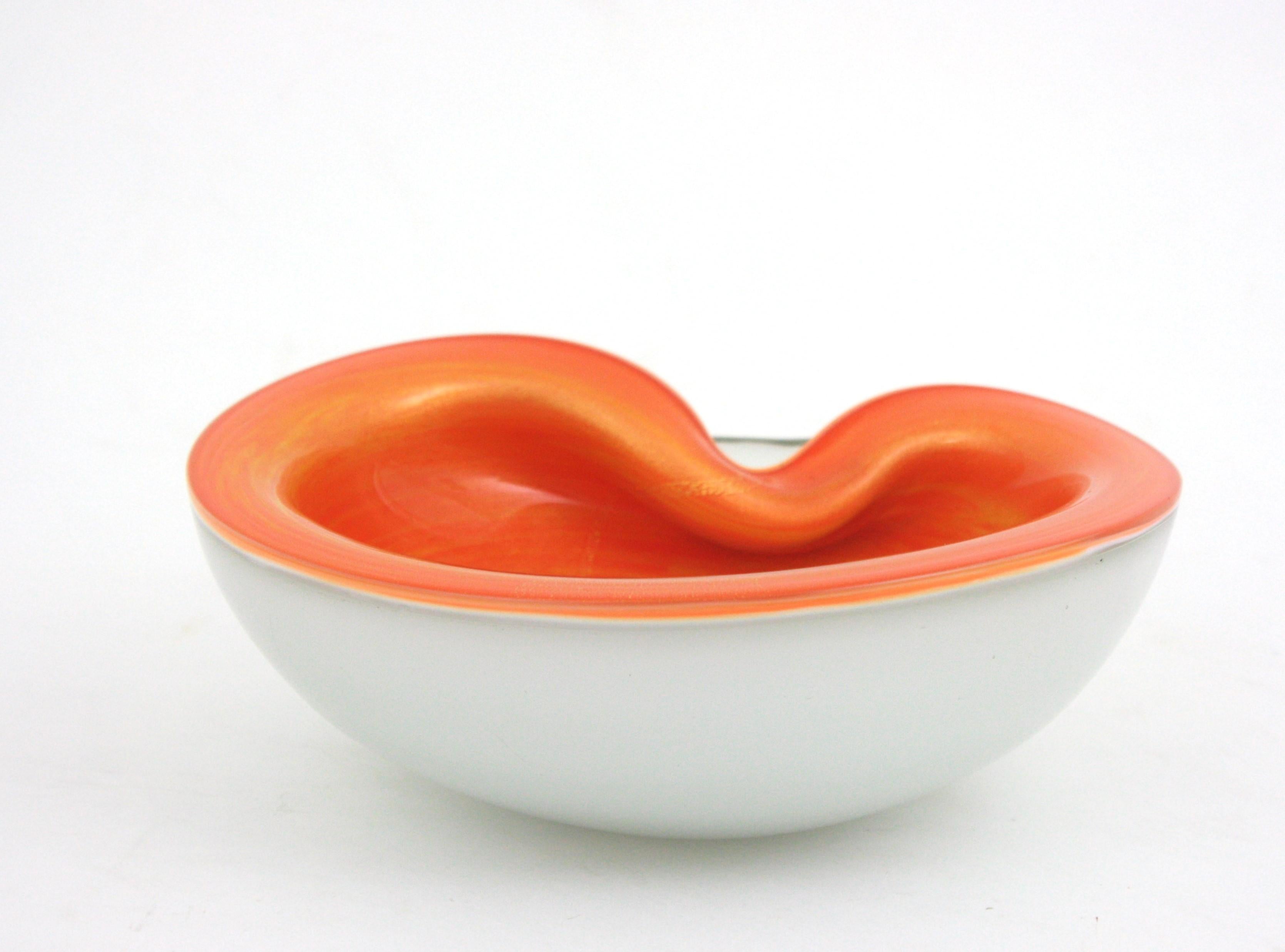 Grand bol / cendrier en verre d'art de Murano Orange Blanc Sommerso Mouchetures d'or en vente 3