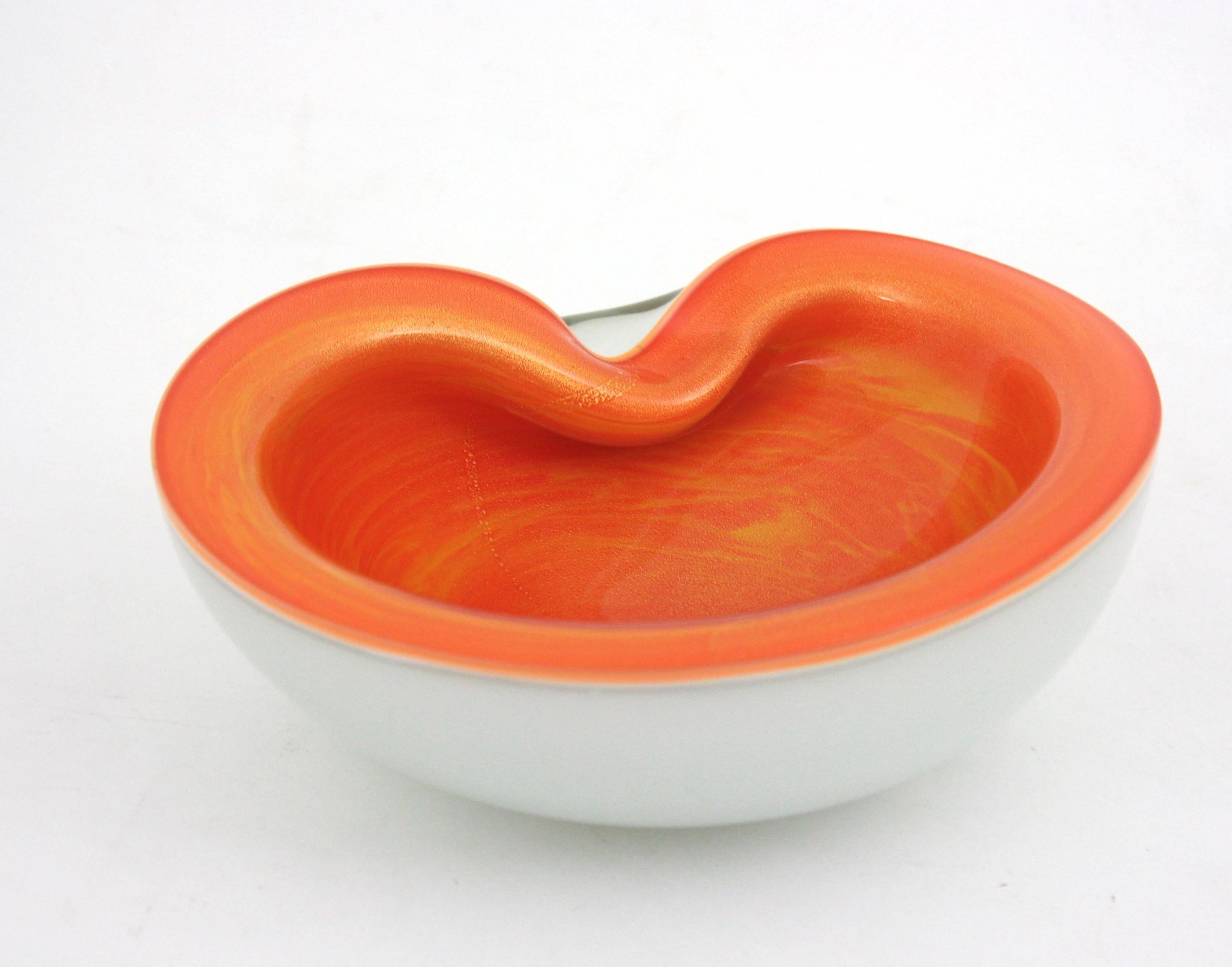 Grand bol / cendrier en verre d'art de Murano Orange Blanc Sommerso Mouchetures d'or en vente 4
