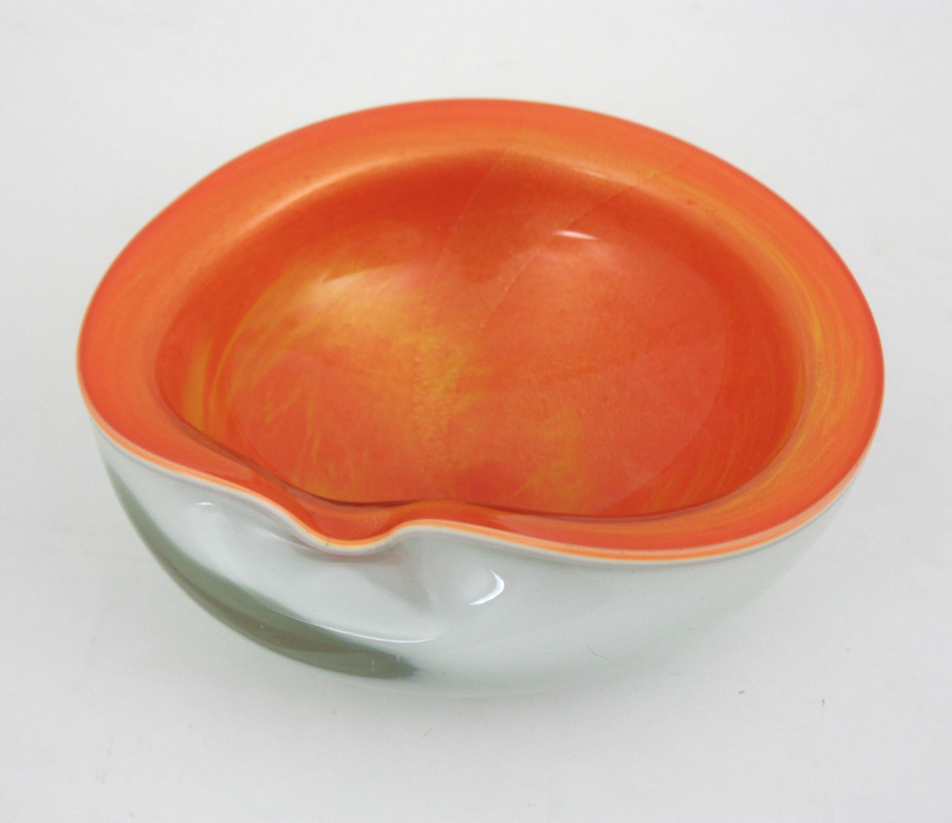Grand bol / cendrier en verre d'art de Murano Orange Blanc Sommerso Mouchetures d'or en vente 5