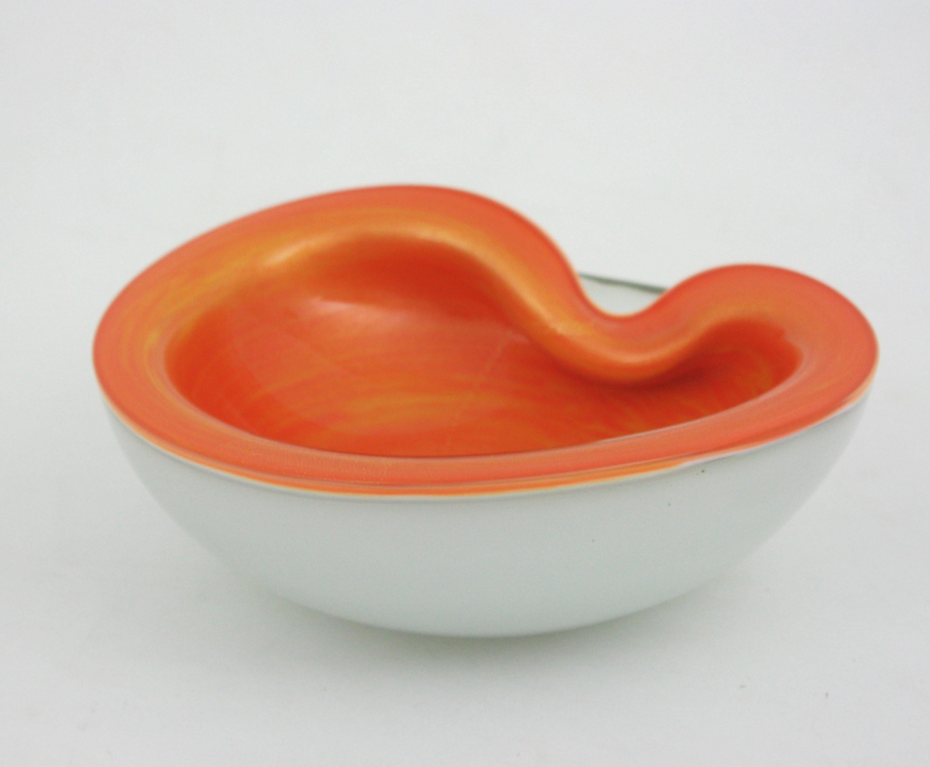 Grand bol / cendrier en verre d'art de Murano Orange Blanc Sommerso Mouchetures d'or en vente 6