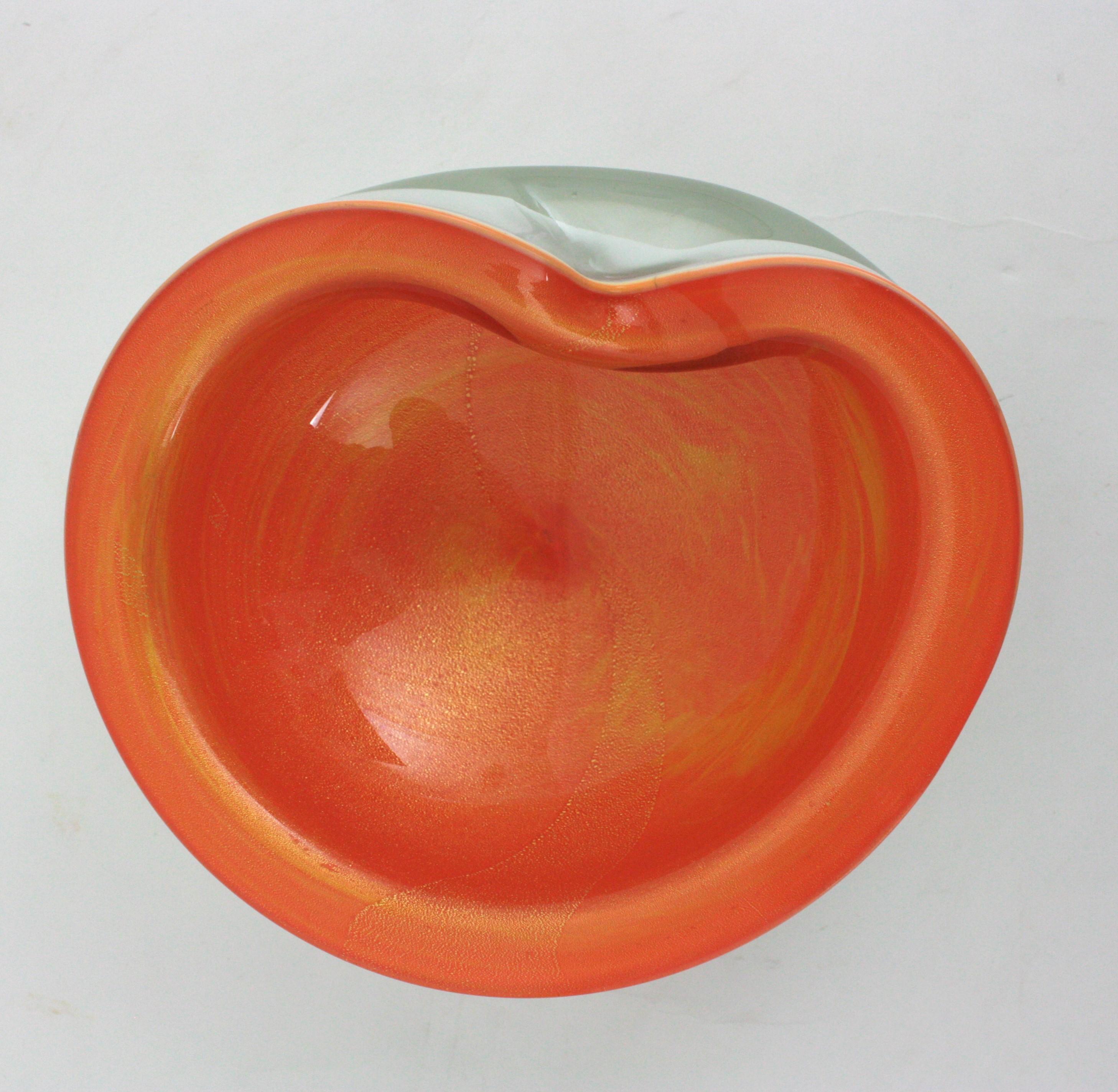 Grand bol / cendrier en verre d'art de Murano Orange Blanc Sommerso Mouchetures d'or en vente 7
