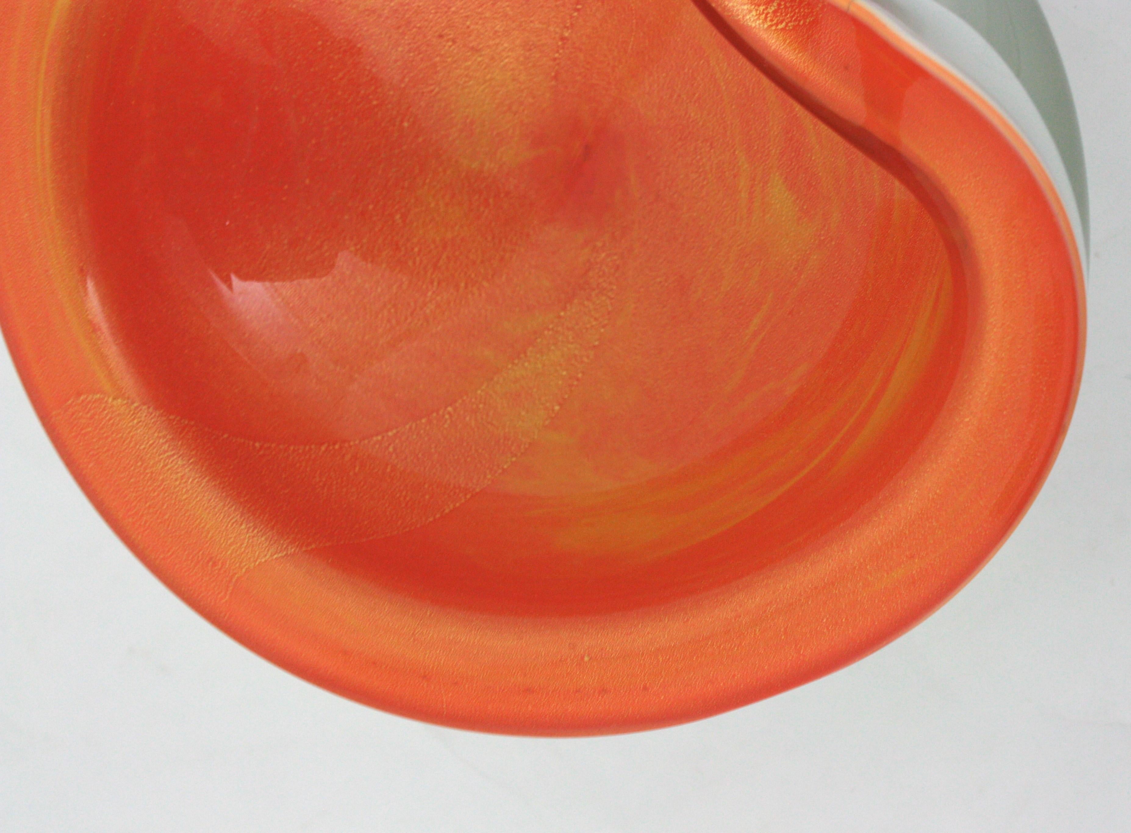 Grand bol / cendrier en verre d'art de Murano Orange Blanc Sommerso Mouchetures d'or en vente 8