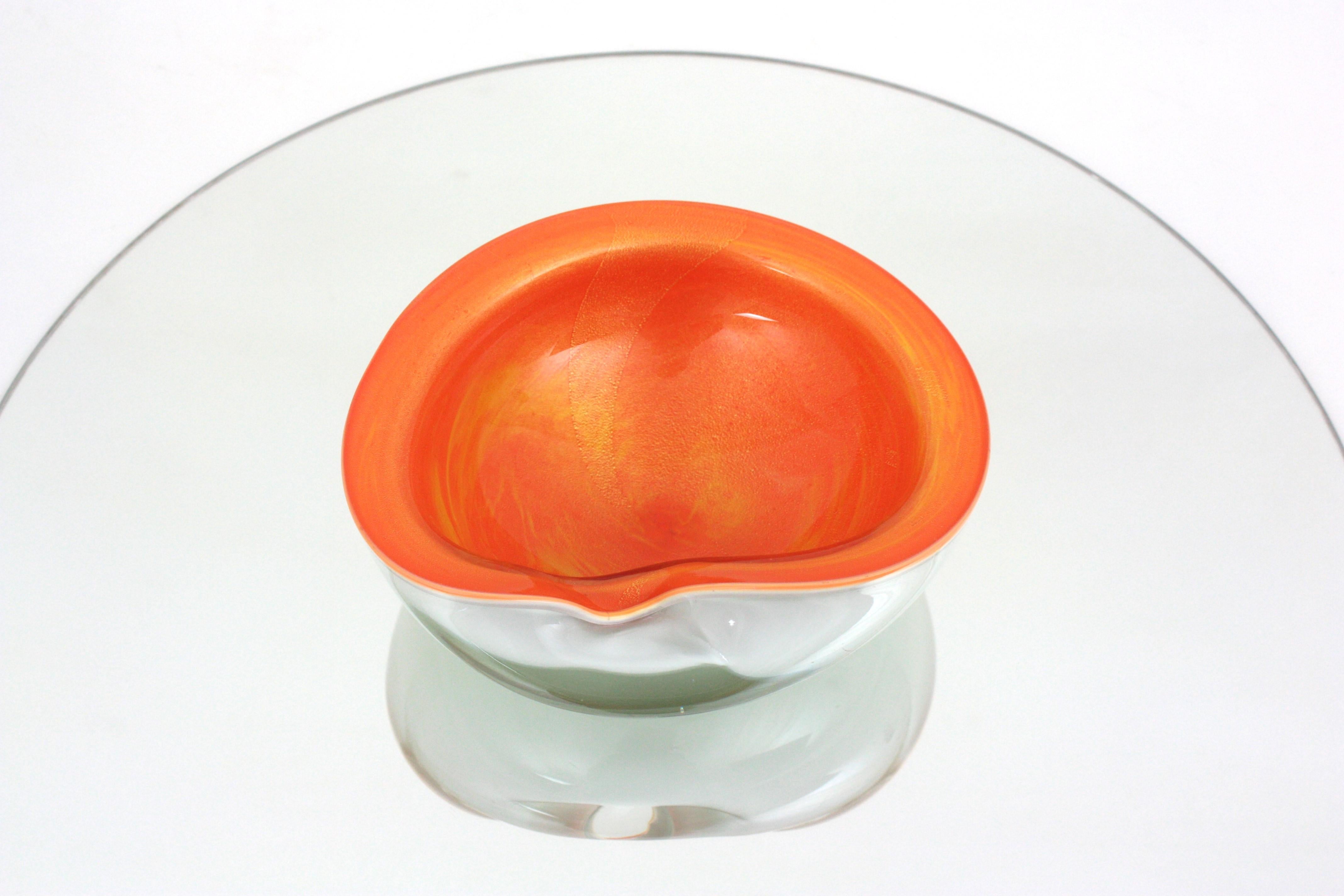 italien Grand bol / cendrier en verre d'art de Murano Orange Blanc Sommerso Mouchetures d'or en vente