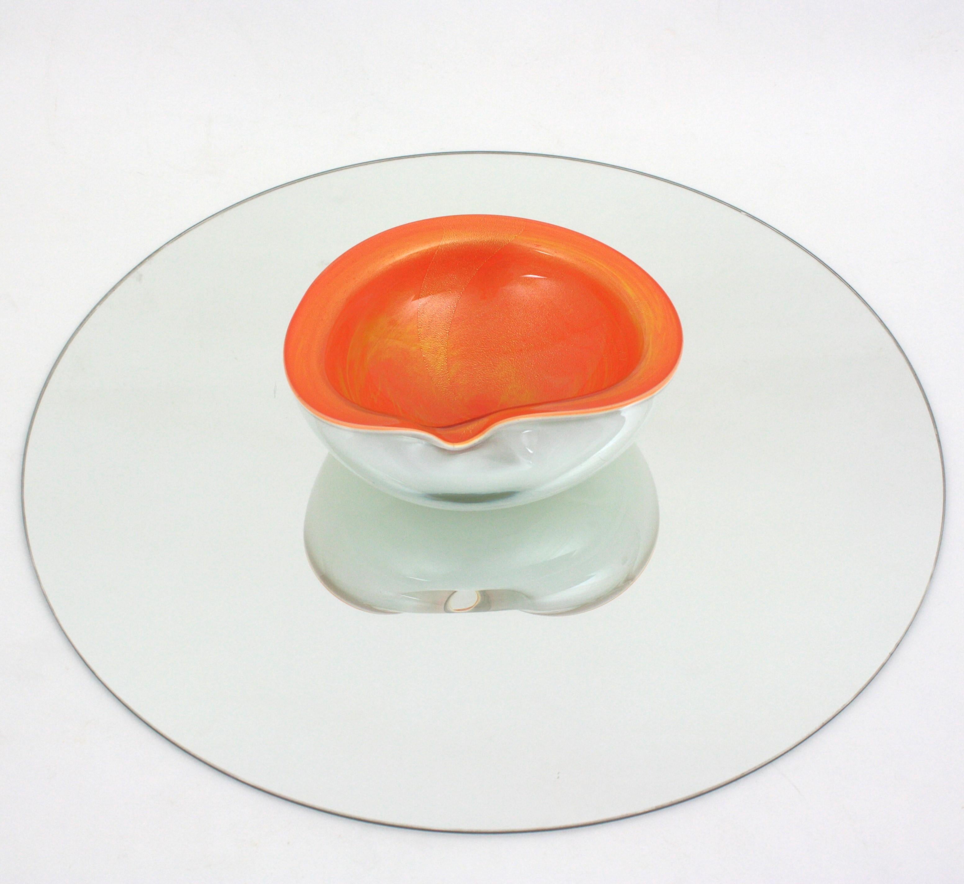 Grand bol / cendrier en verre d'art de Murano Orange Blanc Sommerso Mouchetures d'or Bon état - En vente à Barcelona, ES