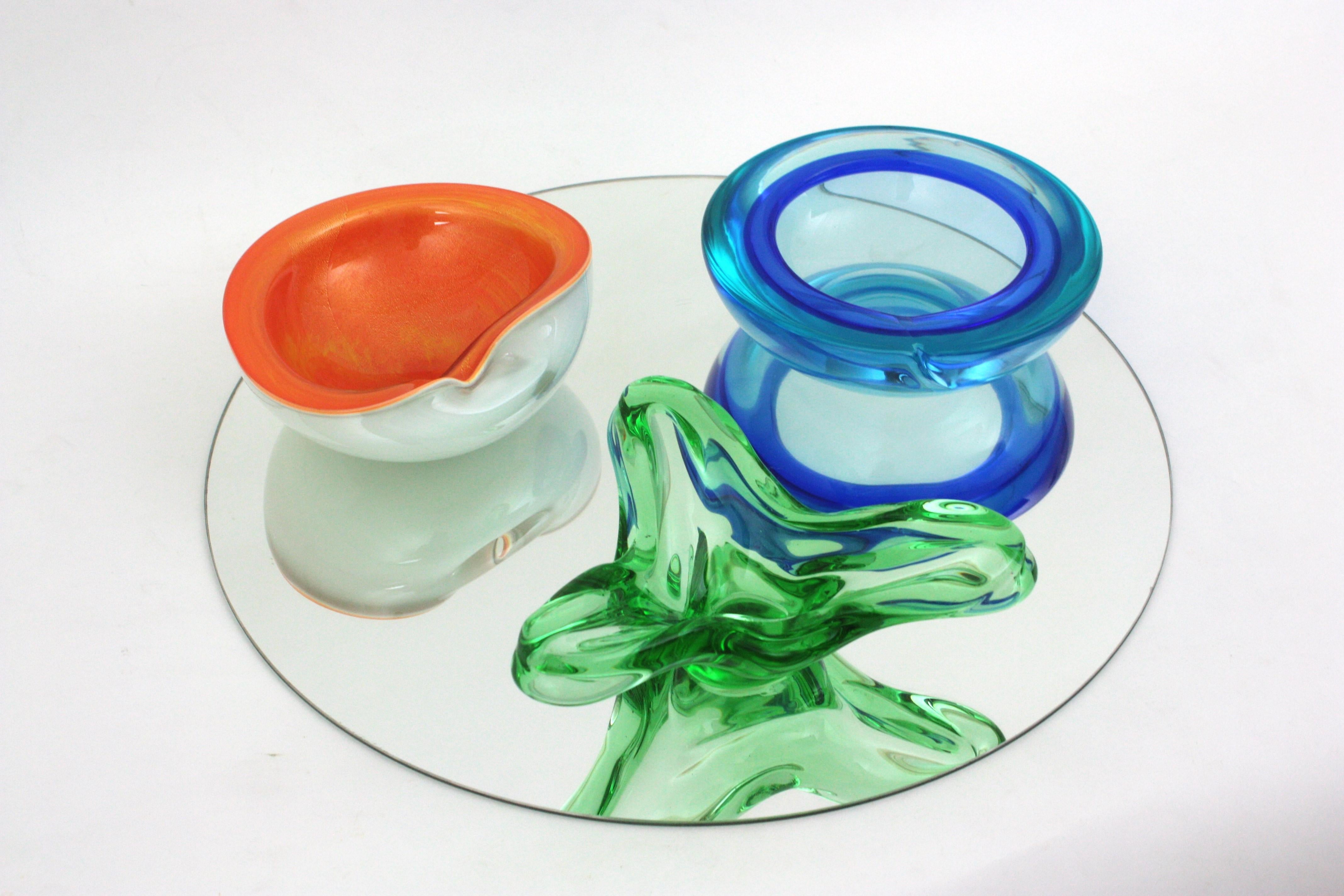 20ième siècle Grand bol / cendrier en verre d'art de Murano Orange Blanc Sommerso Mouchetures d'or en vente