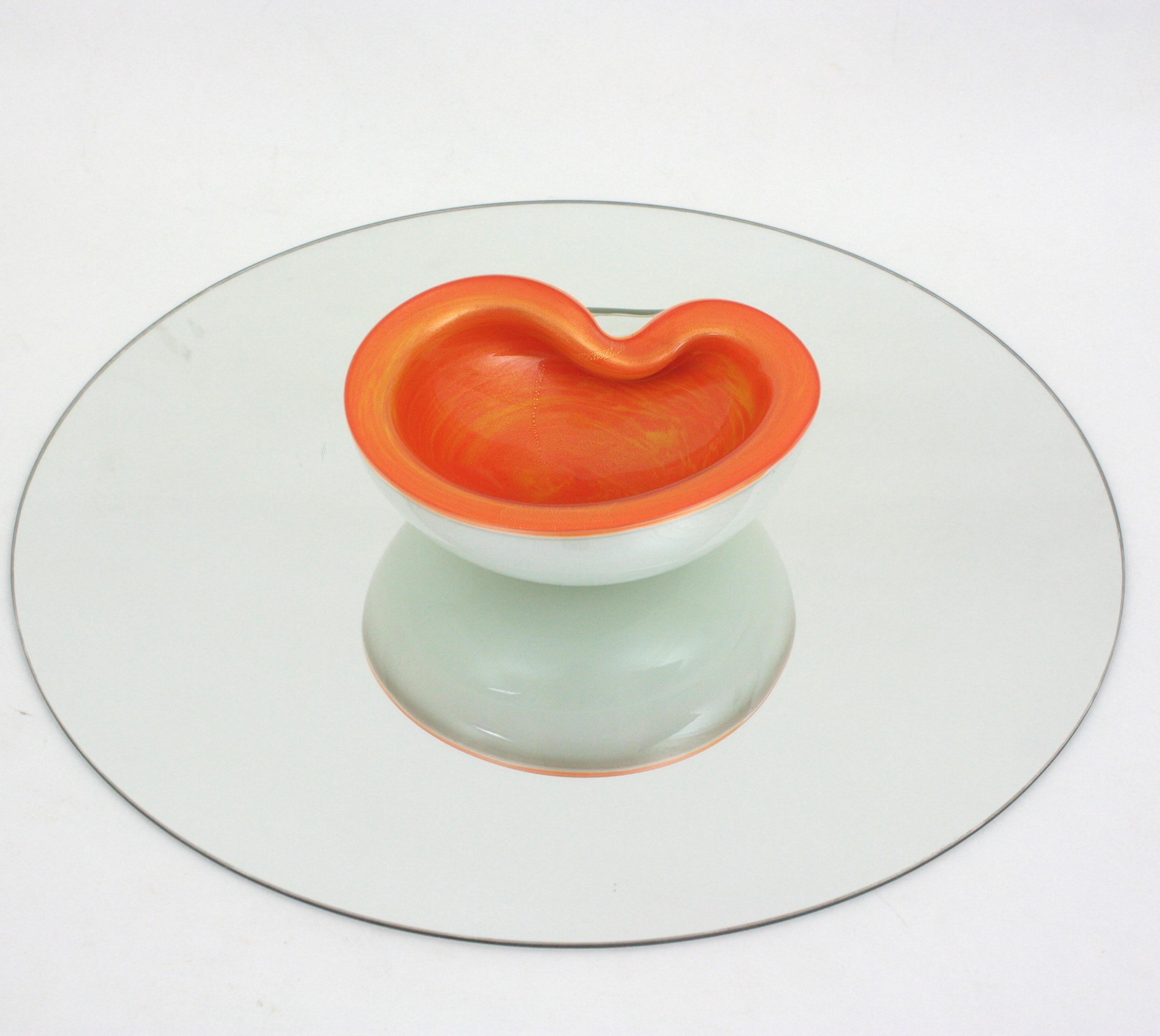 Verre Grand bol / cendrier en verre d'art de Murano Orange Blanc Sommerso Mouchetures d'or en vente