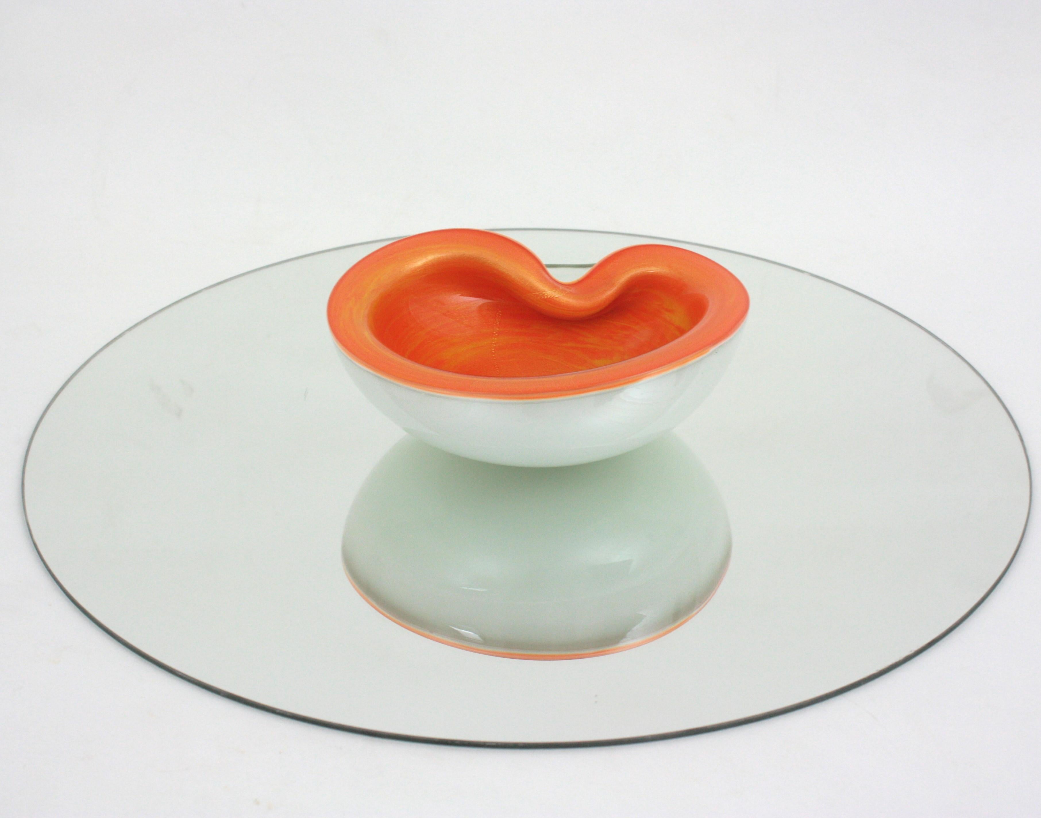 Grand bol / cendrier en verre d'art de Murano Orange Blanc Sommerso Mouchetures d'or en vente 1