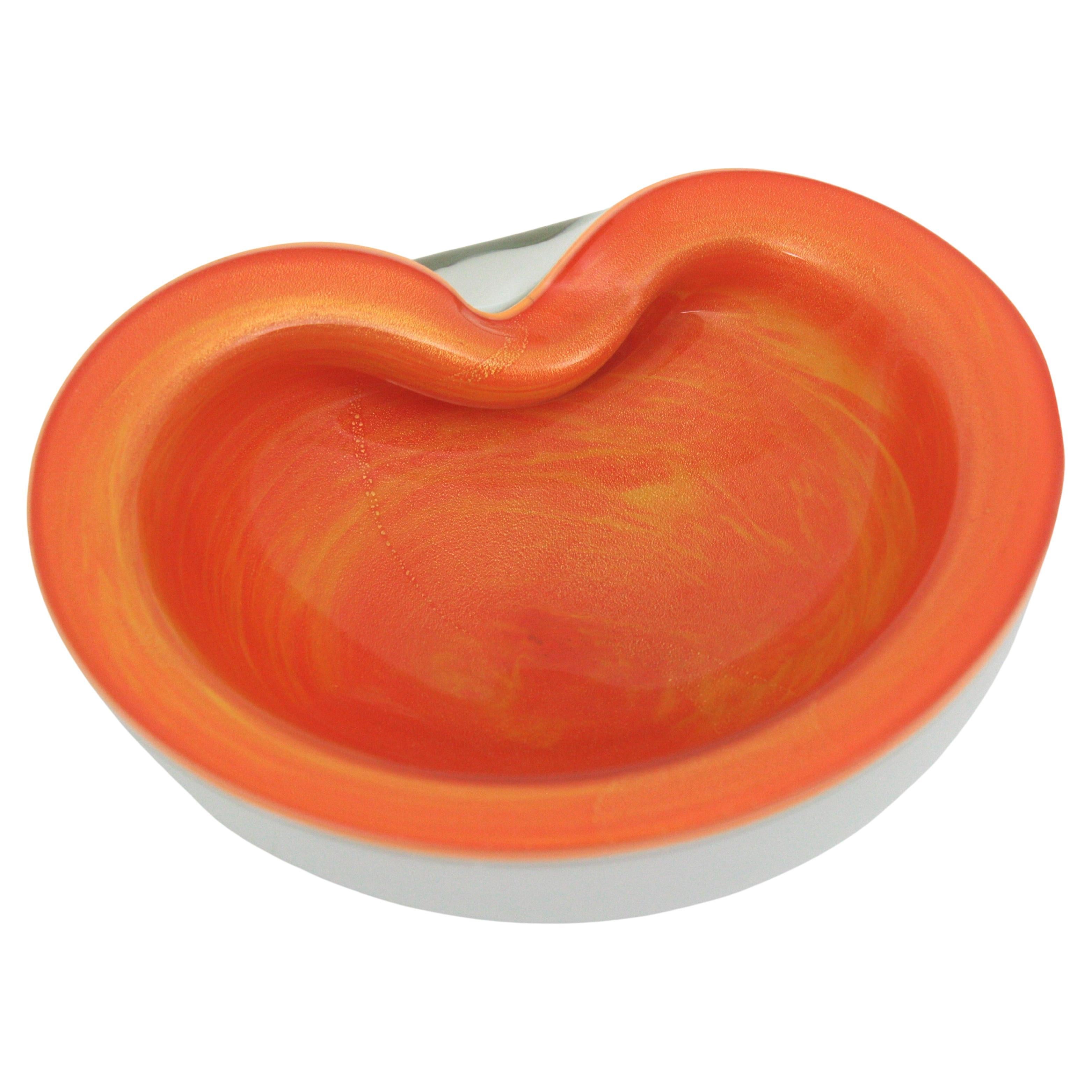 Grand bol / cendrier en verre d'art de Murano Orange Blanc Sommerso Mouchetures d'or en vente
