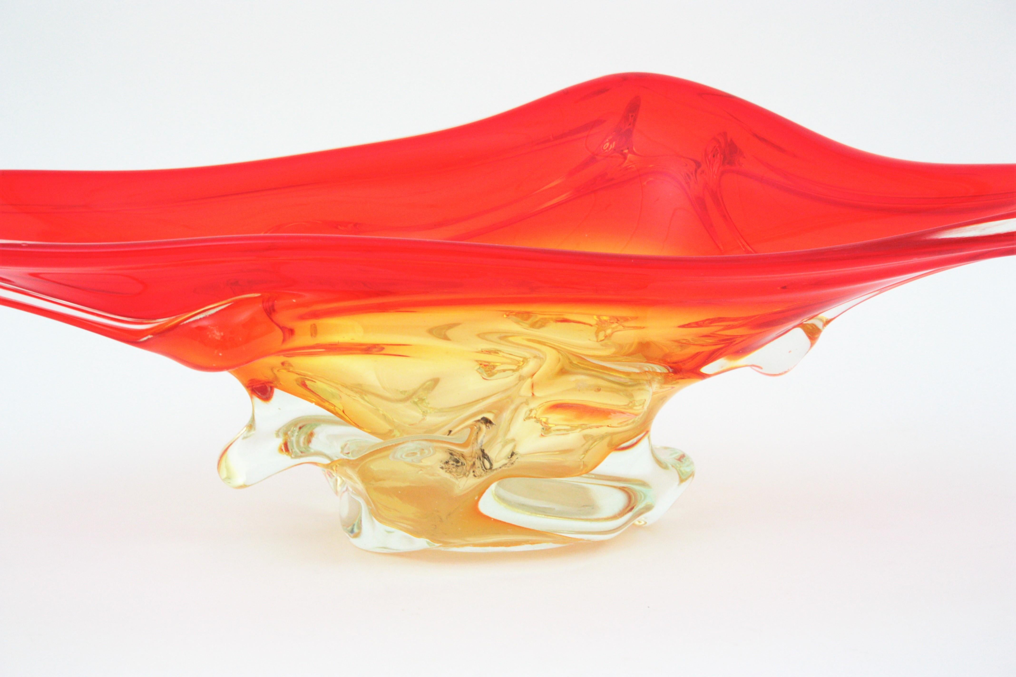 Centre de table en verre d'art Seguso de Murano orange, jaune et transparent, années 1960 en vente 3
