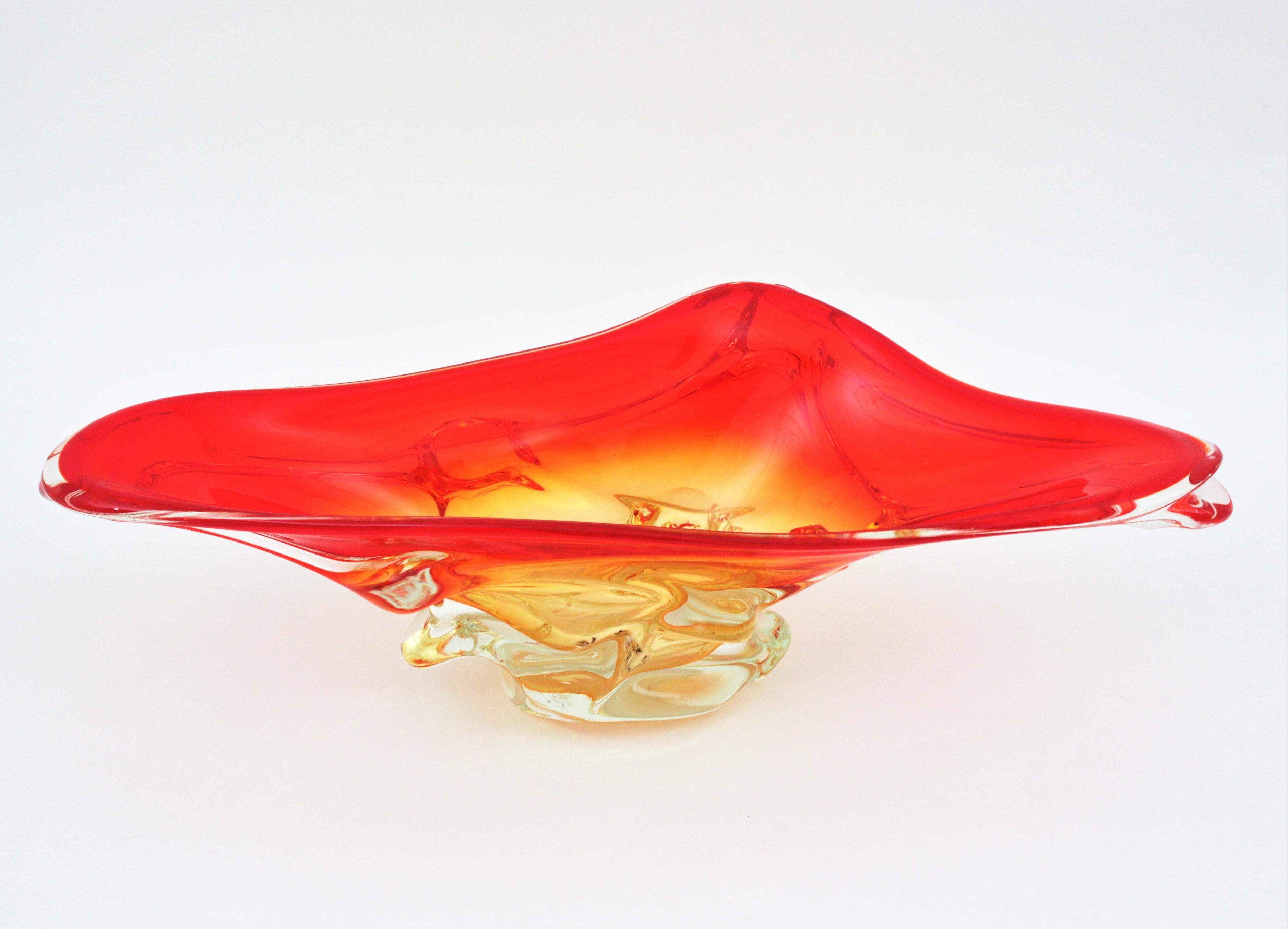 Centre de table en verre d'art Seguso de Murano orange, jaune et transparent, années 1960 Bon état - En vente à Barcelona, ES