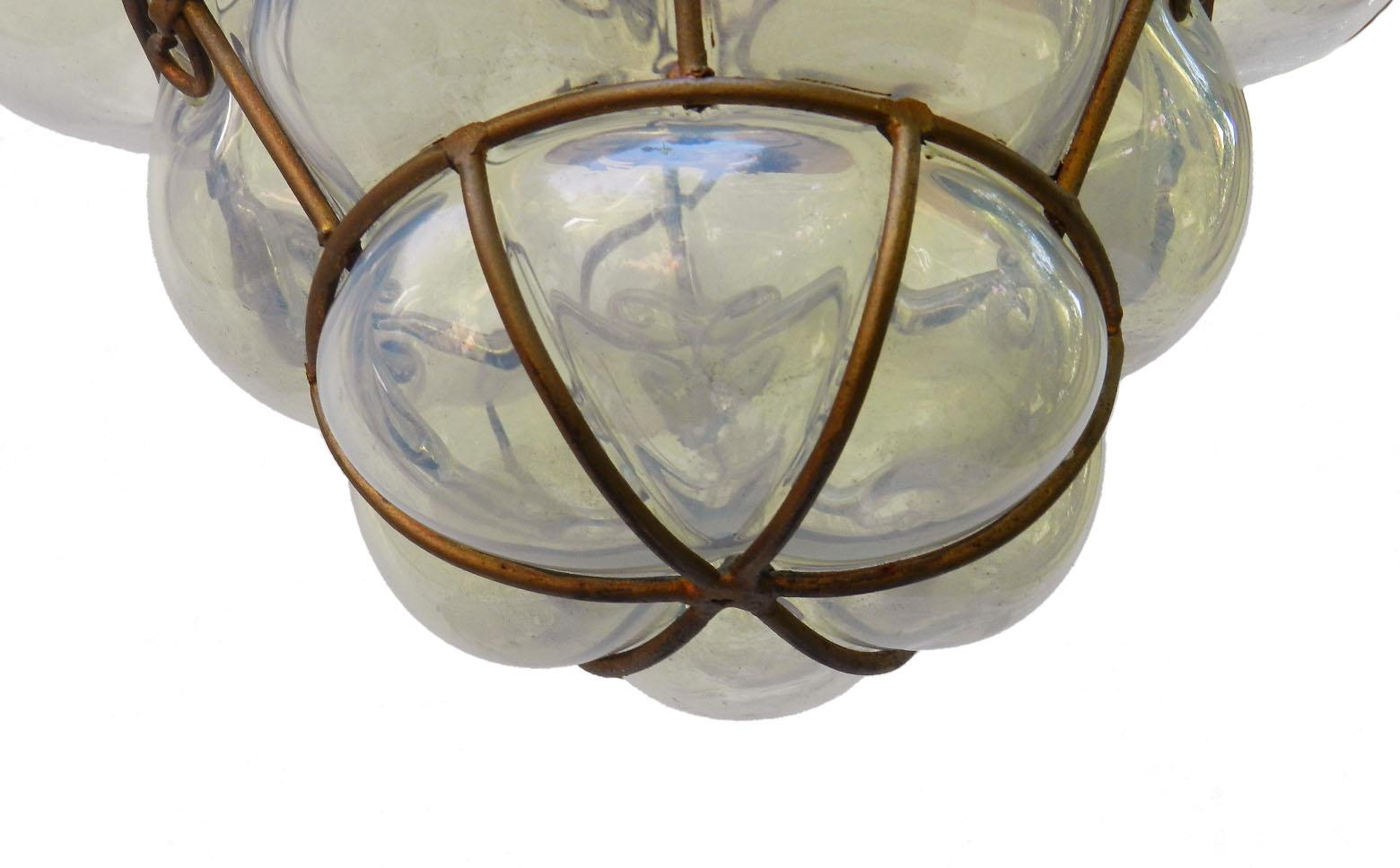 Seguso Murano lampe pendante Italienne vintage soufflée à la main verre bulle opalescent midcentury
Fabriqué par Seguso dans les années 1960. 
Il est fabriqué en verre soufflé à la main de couleur opalescente avec une cage en métal bronzé. 
Parfois