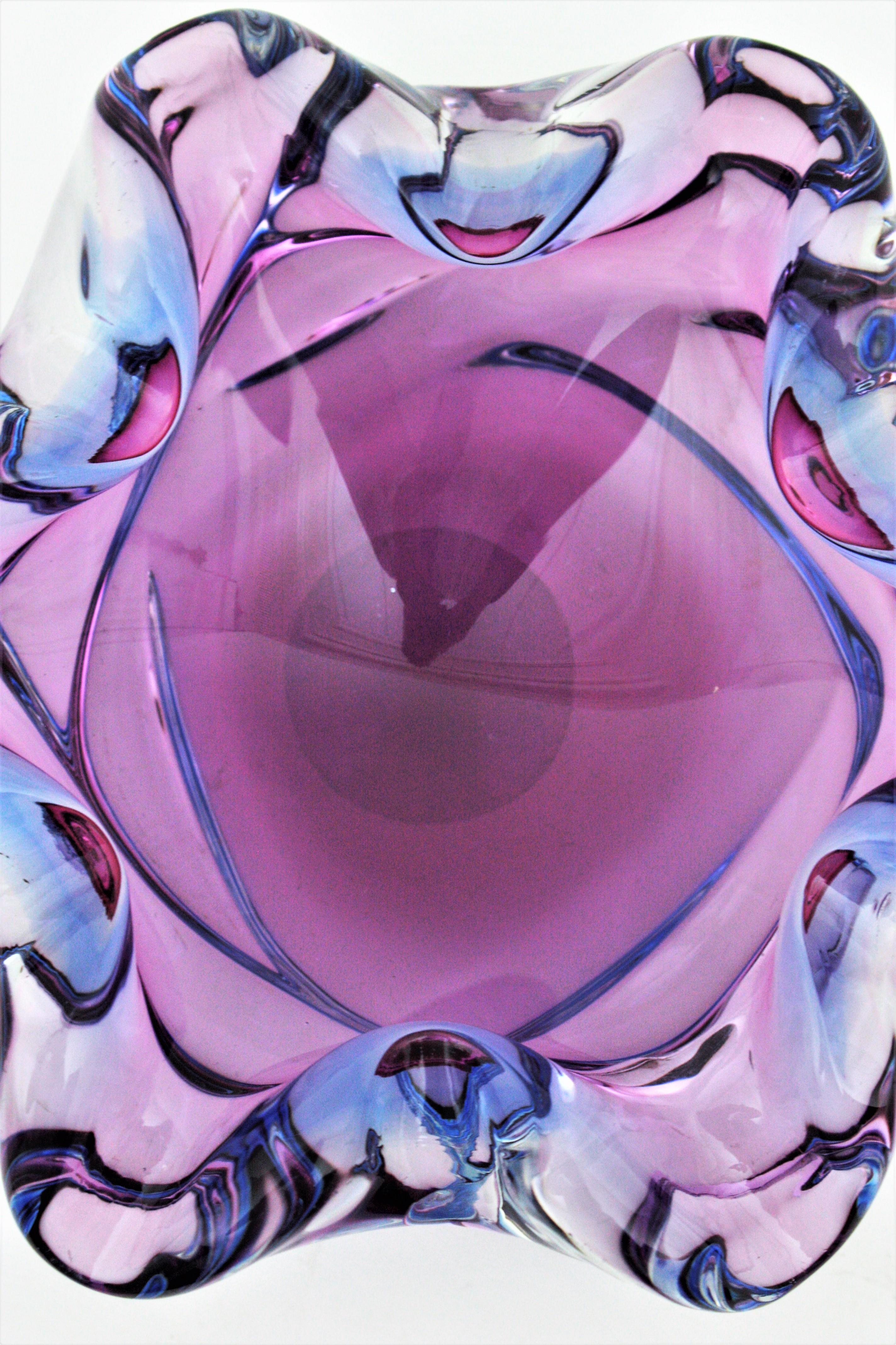 Verre Cendrier ou bol en verre d'art Seguso Murano rose et violet Sommerso, Italie, années 1960 en vente