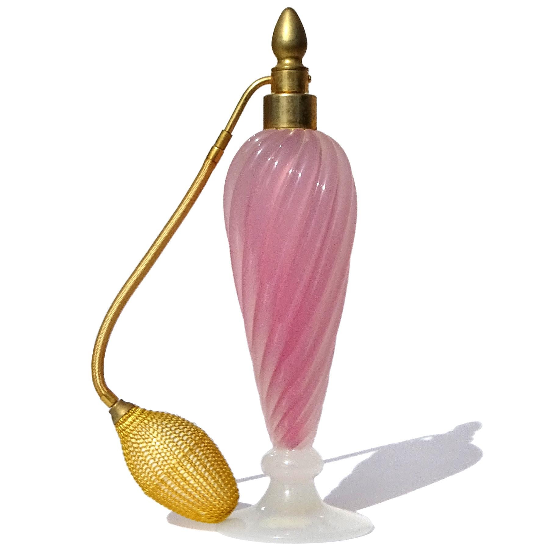 Precioso frasco de perfume atomizador alto con pie, soplado a mano, vintage, de cristal artístico italiano de Murano, rosa opalescente y blanco. Documentado al diseñador Archimede Seguso. Se ha creado como parte de la serie 