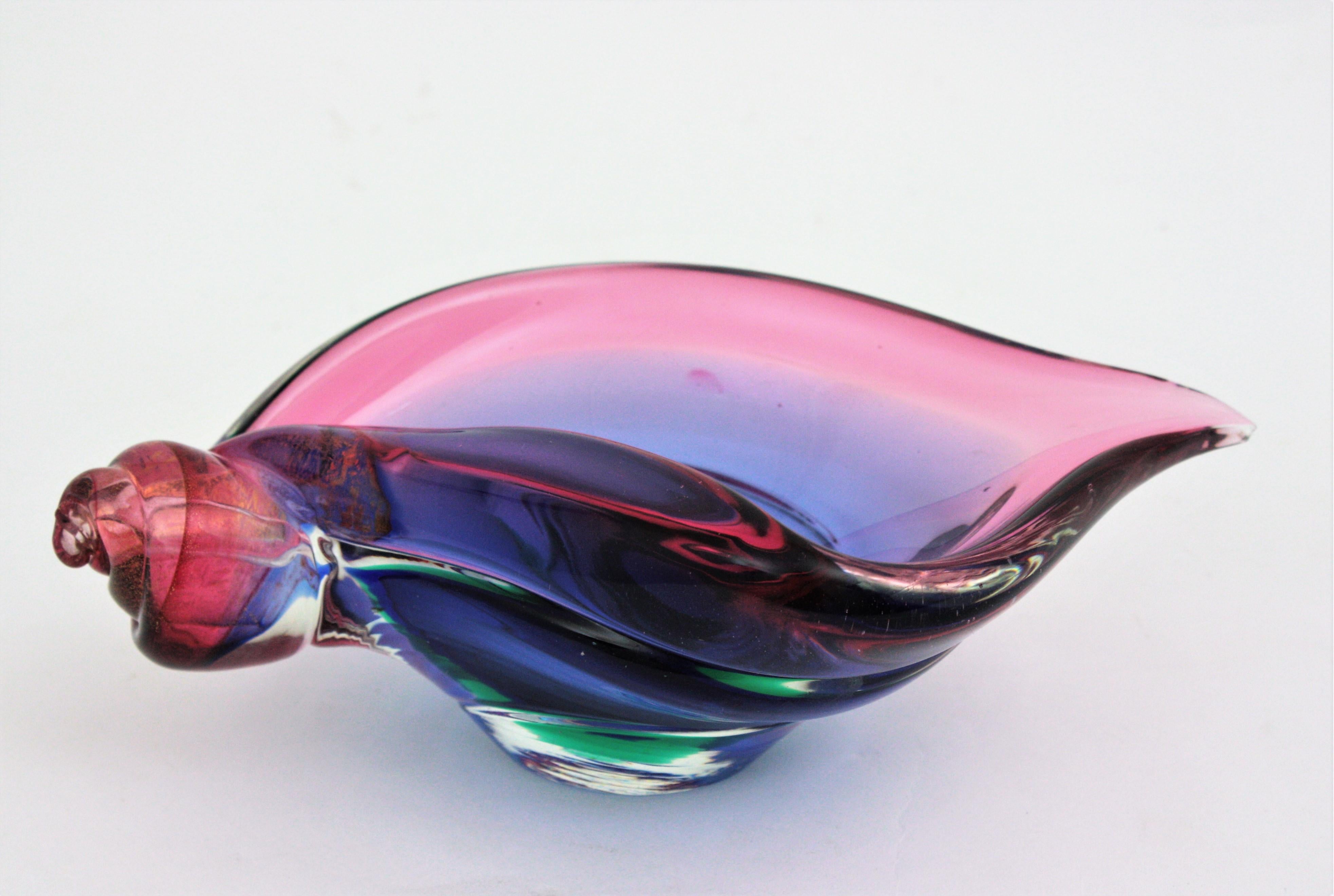 20ième siècle Seguso Murano Purple Blue Pink Glass Shell Centerpiece Bowl with Gold Flecks (bol à coquille en verre violet, bleu et rose avec des mouchetures d'or) en vente