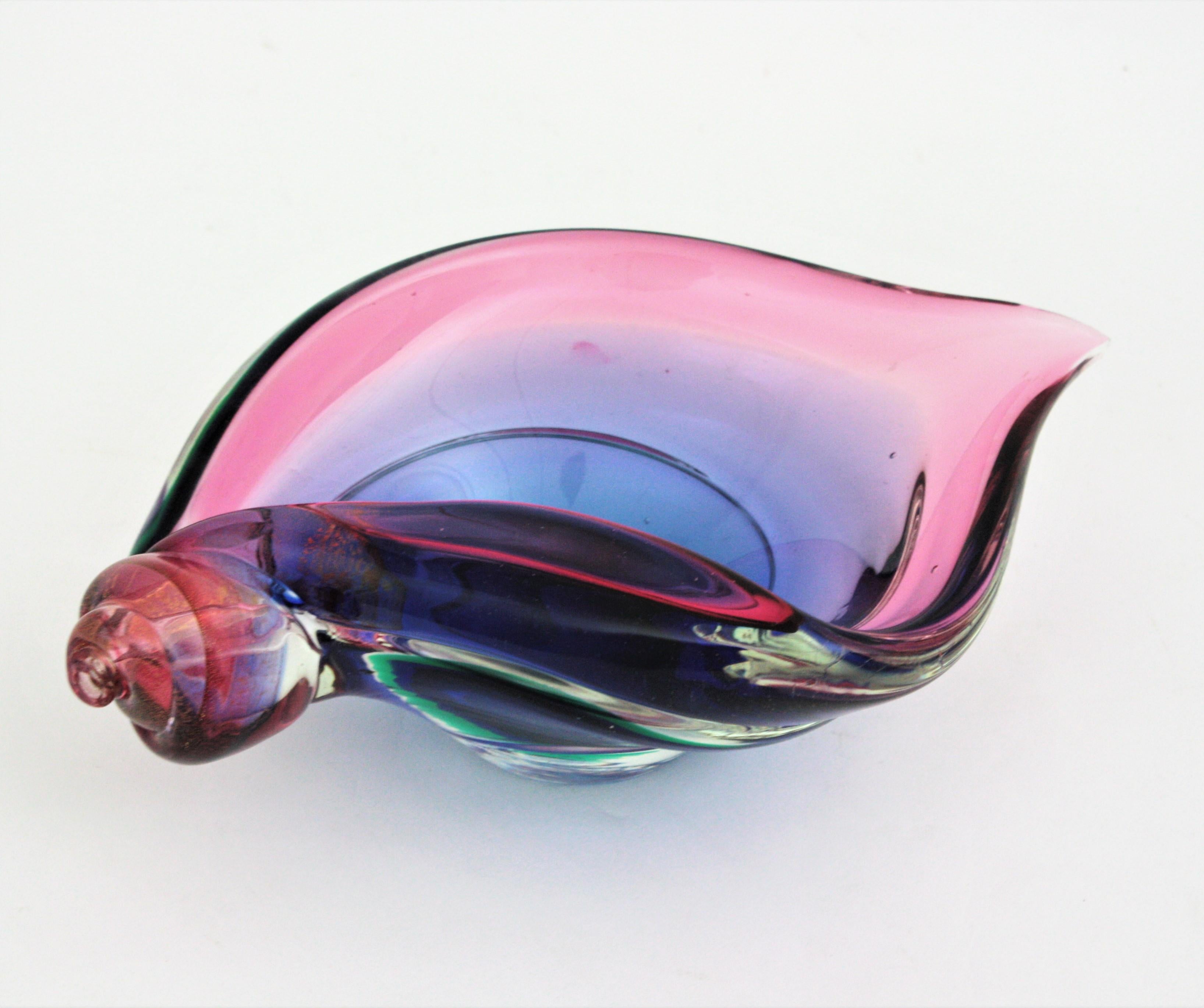 Feuille d'or Seguso Murano Purple Blue Pink Glass Shell Centerpiece Bowl with Gold Flecks (bol à coquille en verre violet, bleu et rose avec des mouchetures d'or) en vente