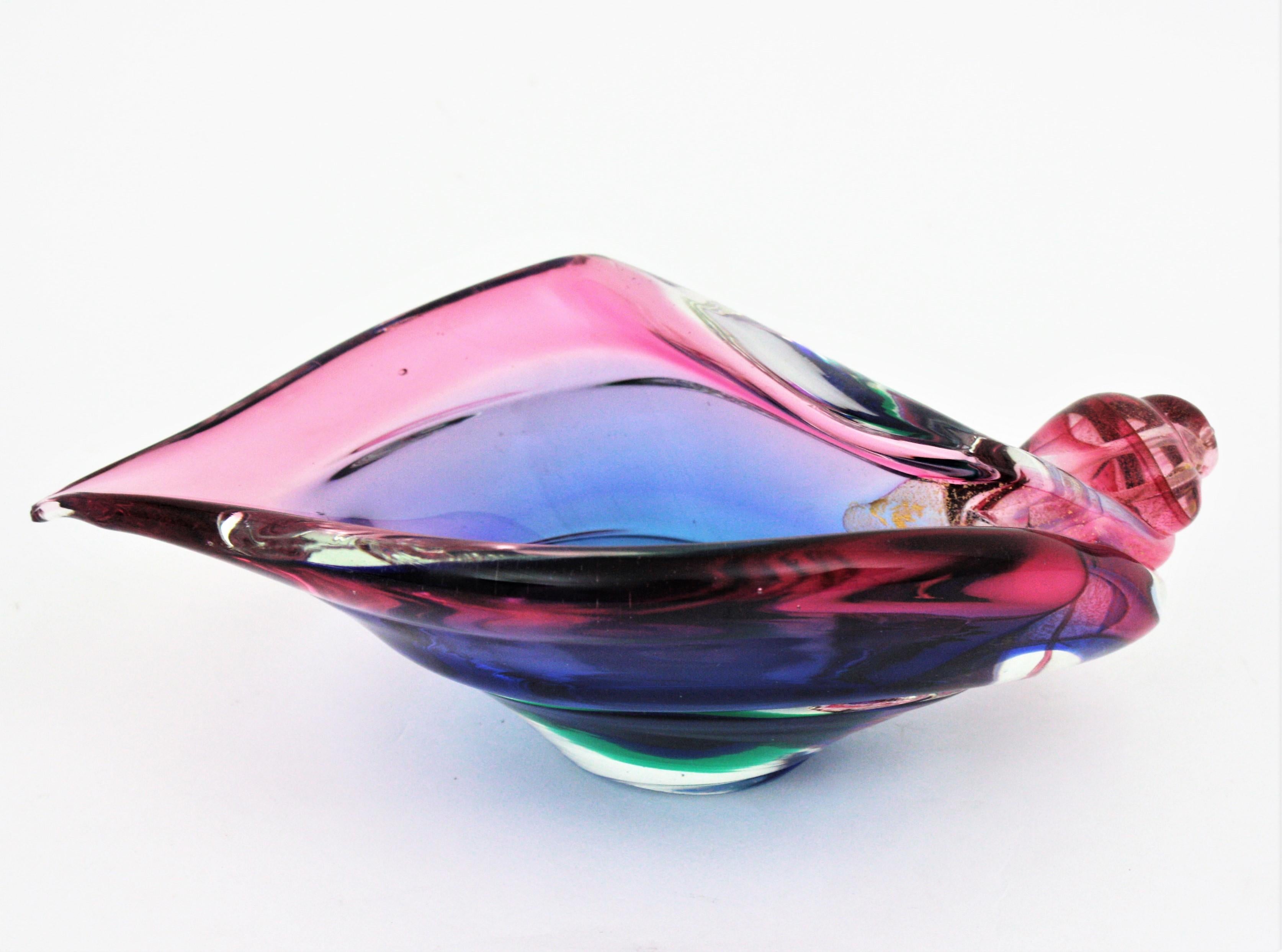 Seguso Murano Purple Blue Pink Glass Shell Centerpiece Bowl with Gold Flecks (bol à coquille en verre violet, bleu et rose avec des mouchetures d'or) en vente 1