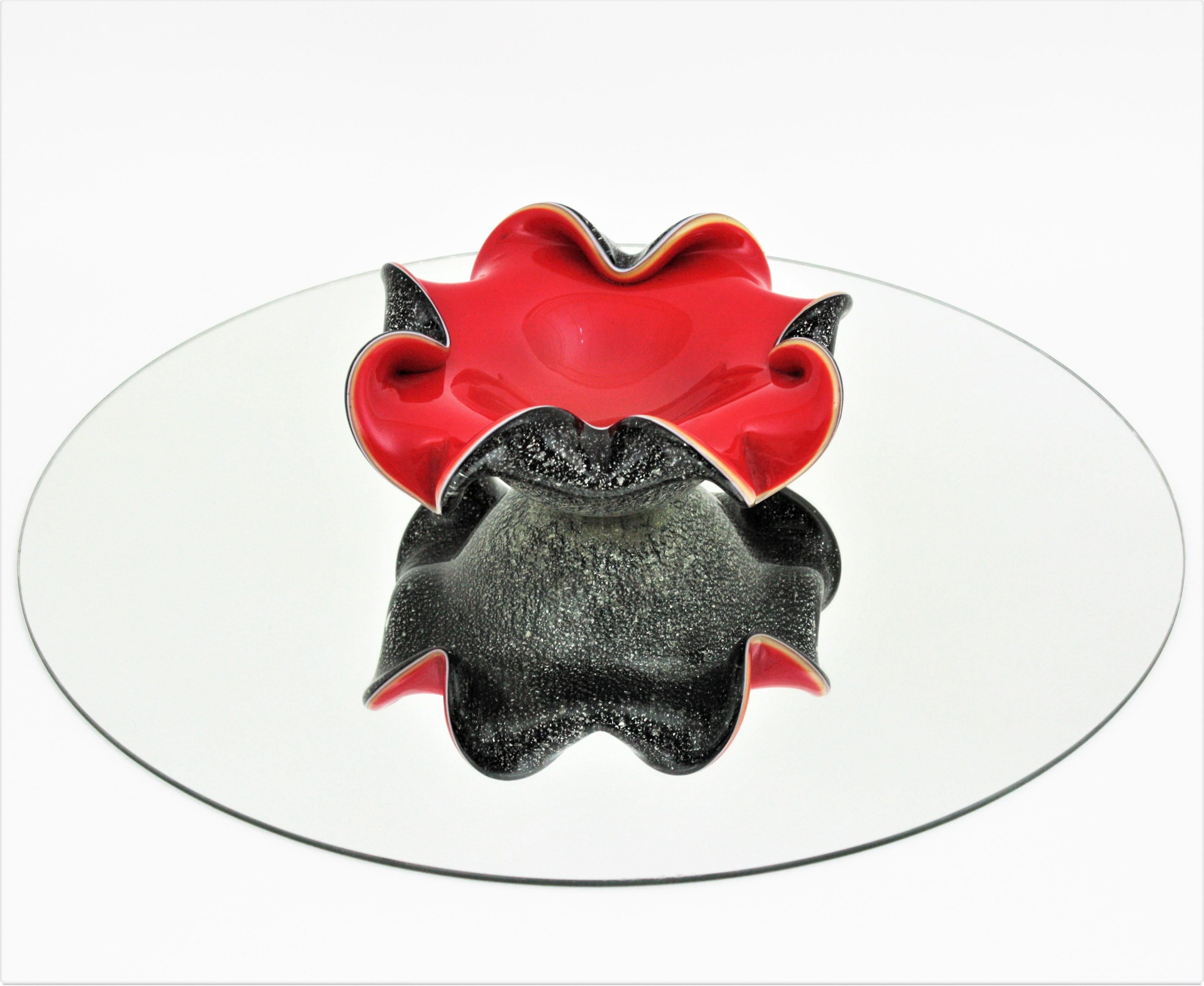 Seguso - Grand bol de centre de table en verre de Murano rouge, noir et moucheté d'argent avec mouchetures en vente 1