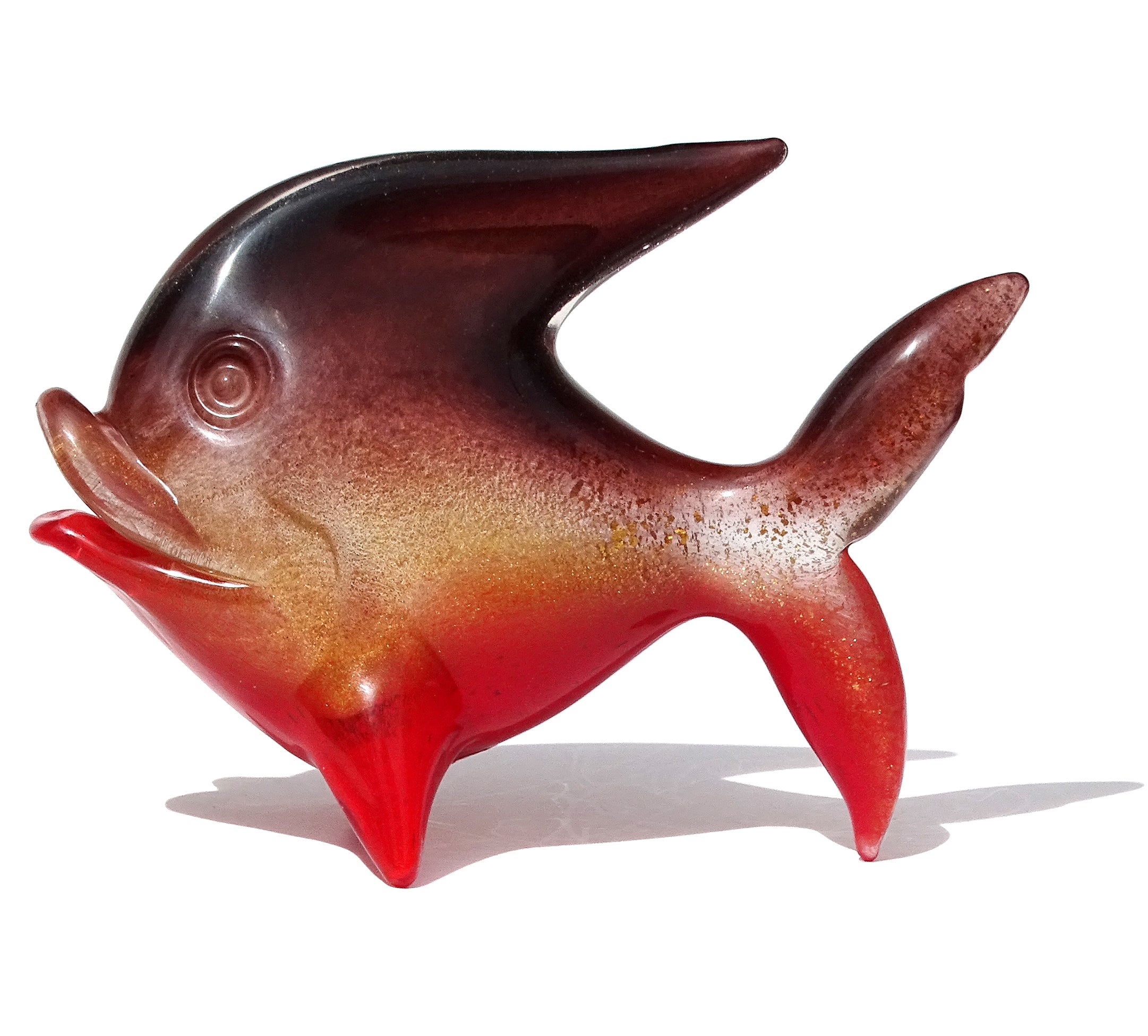 Bellissima scultura di pesce in vetro artistico italiano vintage di Murano, soffiato a mano, di colore rosso brillante, viola scuro e chiazze d'oro. Il pezzo è documentato dal designer Archimede Seguso. È realizzato secondo il design 