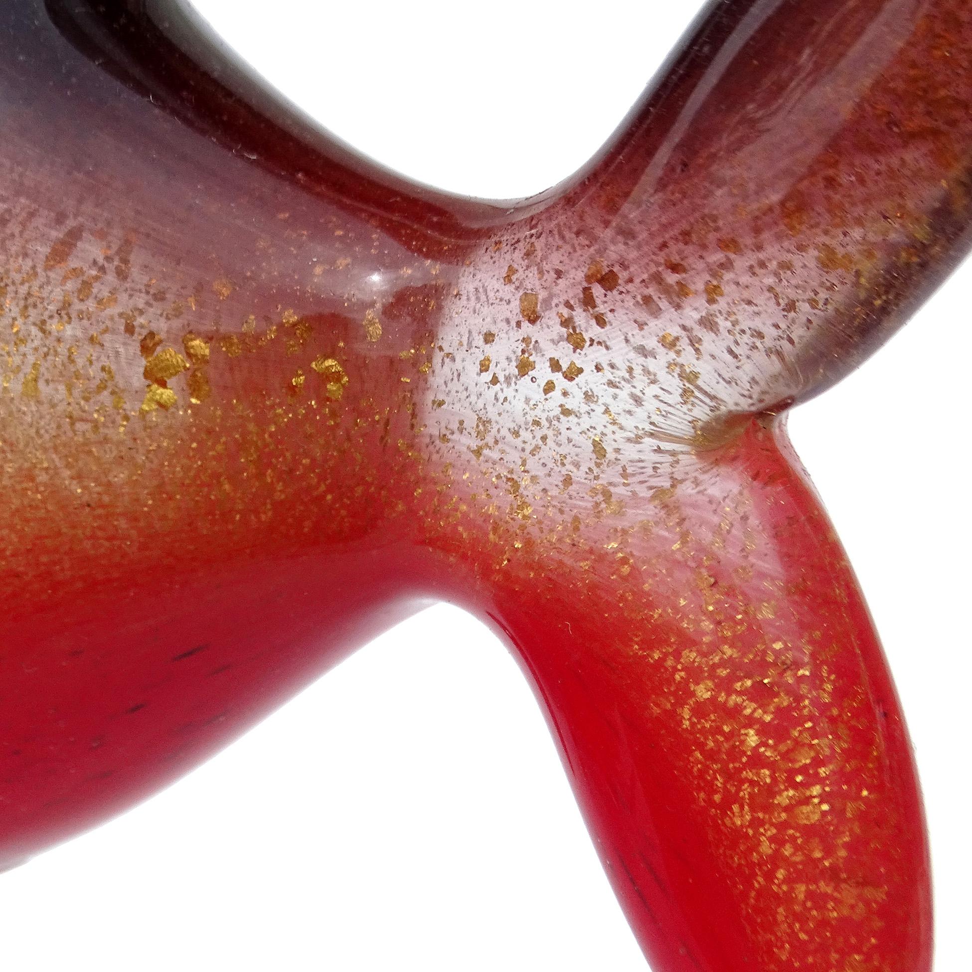 Vetro Scultura di pesce in vetro artistico italiano Seguso Murano rosso oro a macchie viola Pulveri in vendita