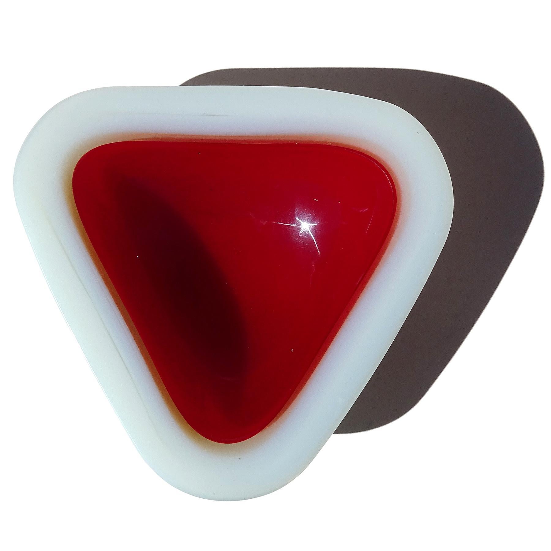 Bellissima ciotola vintage di Murano soffiata a mano in vetro artistico opalescente bianco e rosso intenso a forma di triangolo. Attribuito al designer Archimede Seguso, della serie 