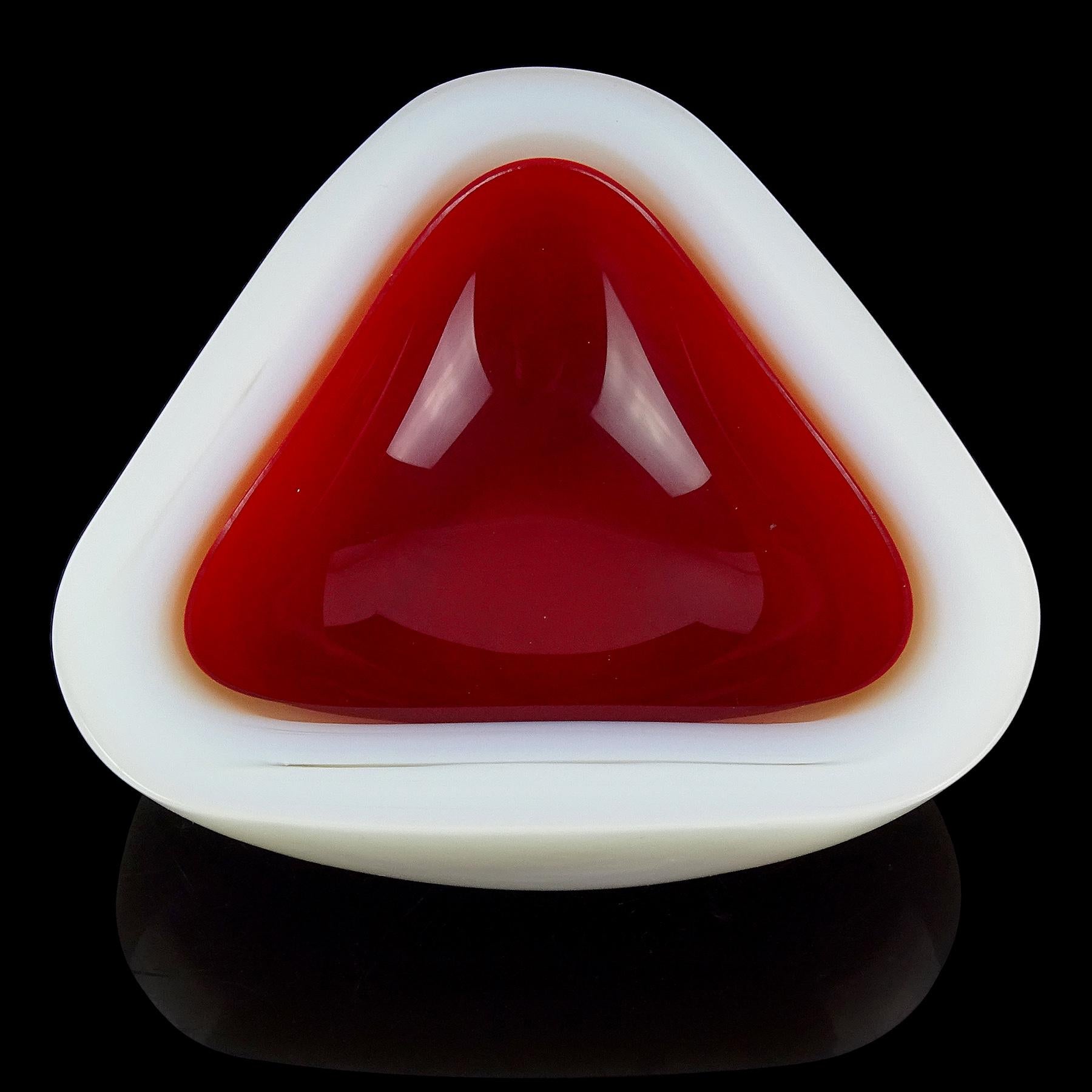 Mid-Century moderno Ciotola a forma di triangolo in vetro artistico italiano Seguso Murano Rosso Opale Bianco Alabastro in vendita