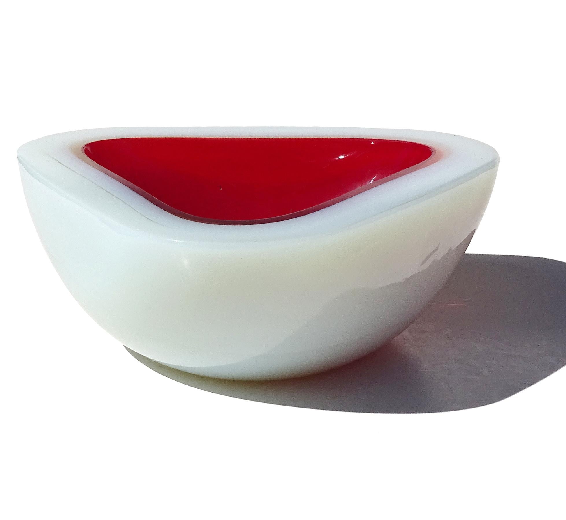 Italiano Ciotola a forma di triangolo in vetro artistico italiano Seguso Murano Rosso Opale Bianco Alabastro in vendita