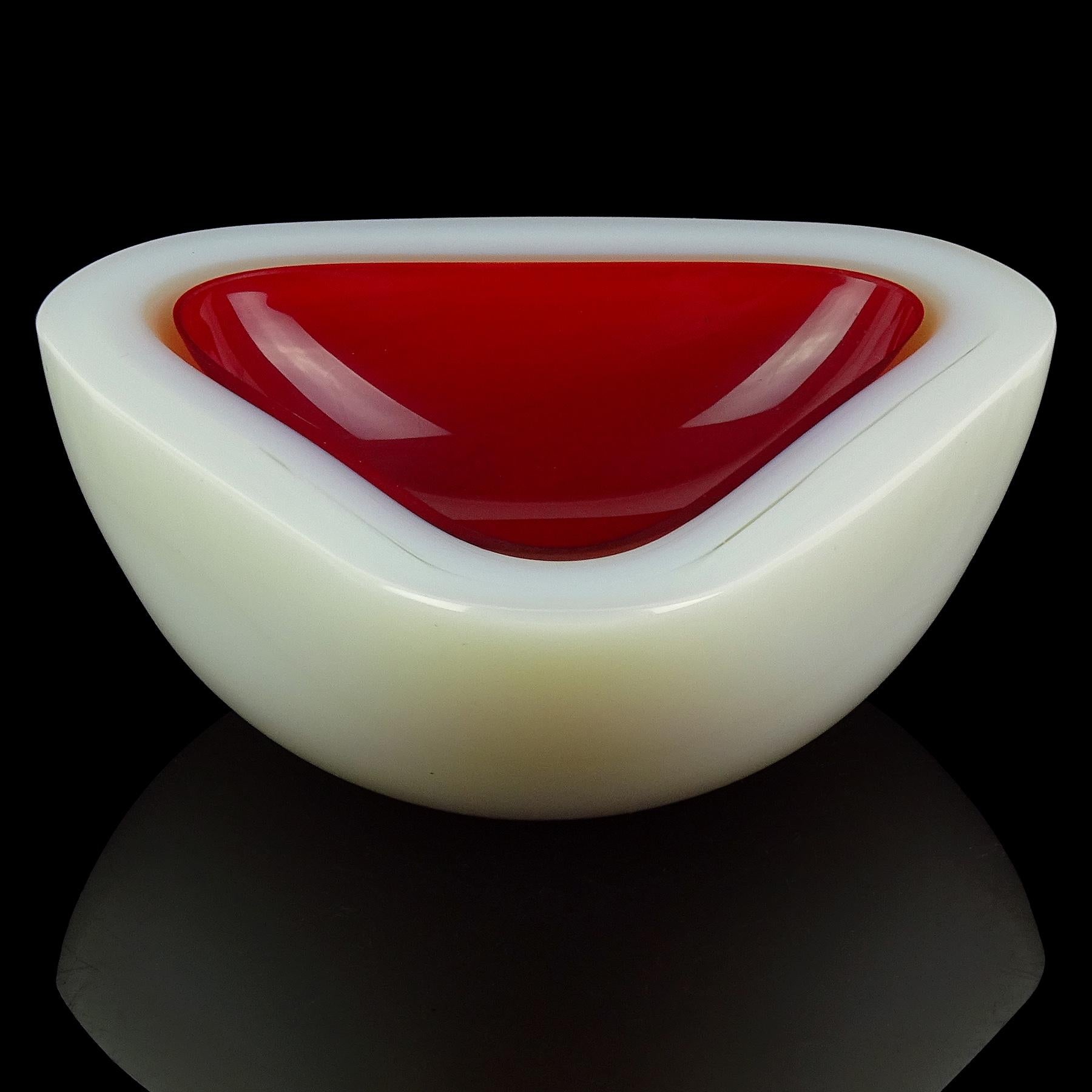 Fatto a mano Ciotola a forma di triangolo in vetro artistico italiano Seguso Murano Rosso Opale Bianco Alabastro in vendita