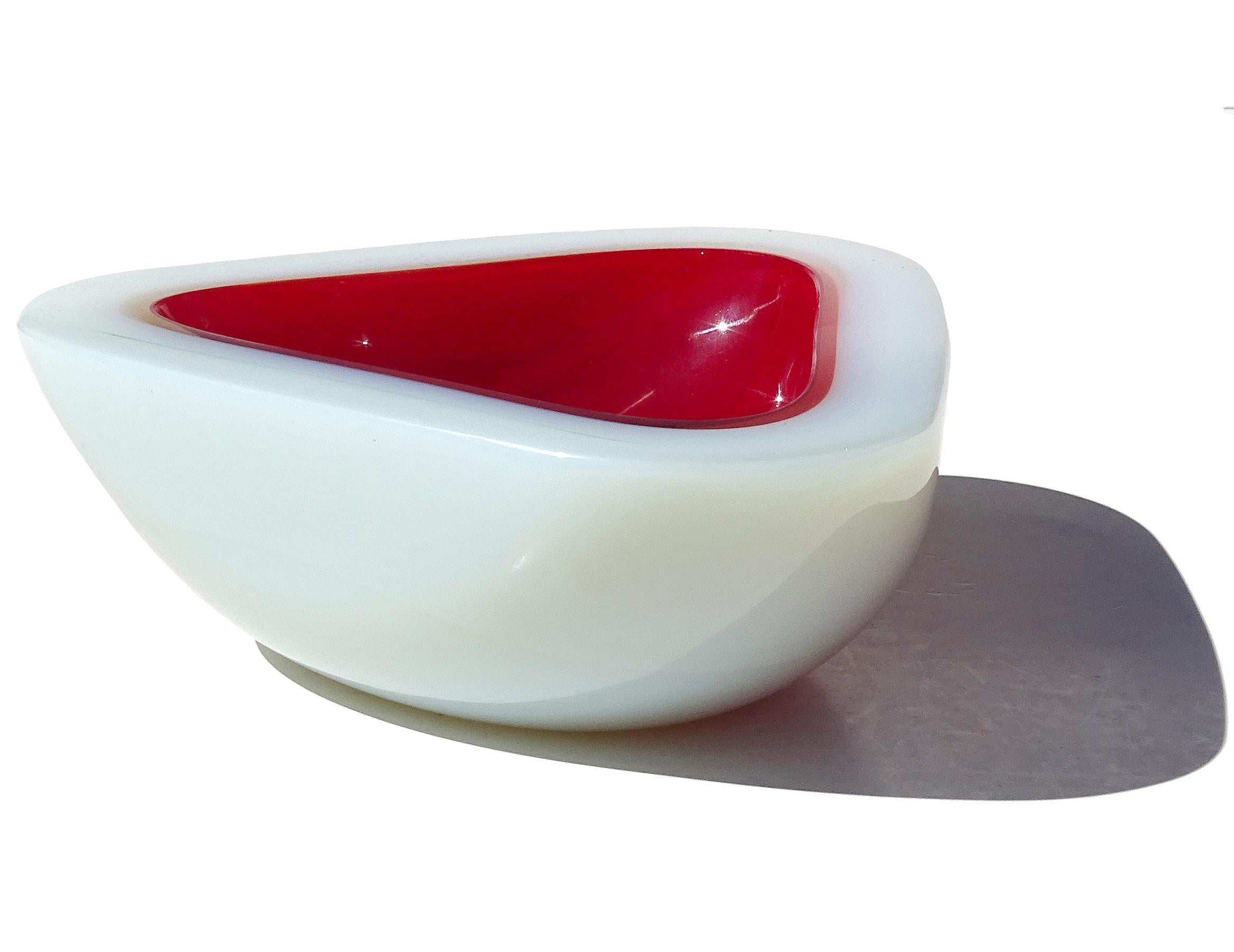 Ciotola a forma di triangolo in vetro artistico italiano Seguso Murano Rosso Opale Bianco Alabastro In condizioni buone in vendita a Kissimmee, FL