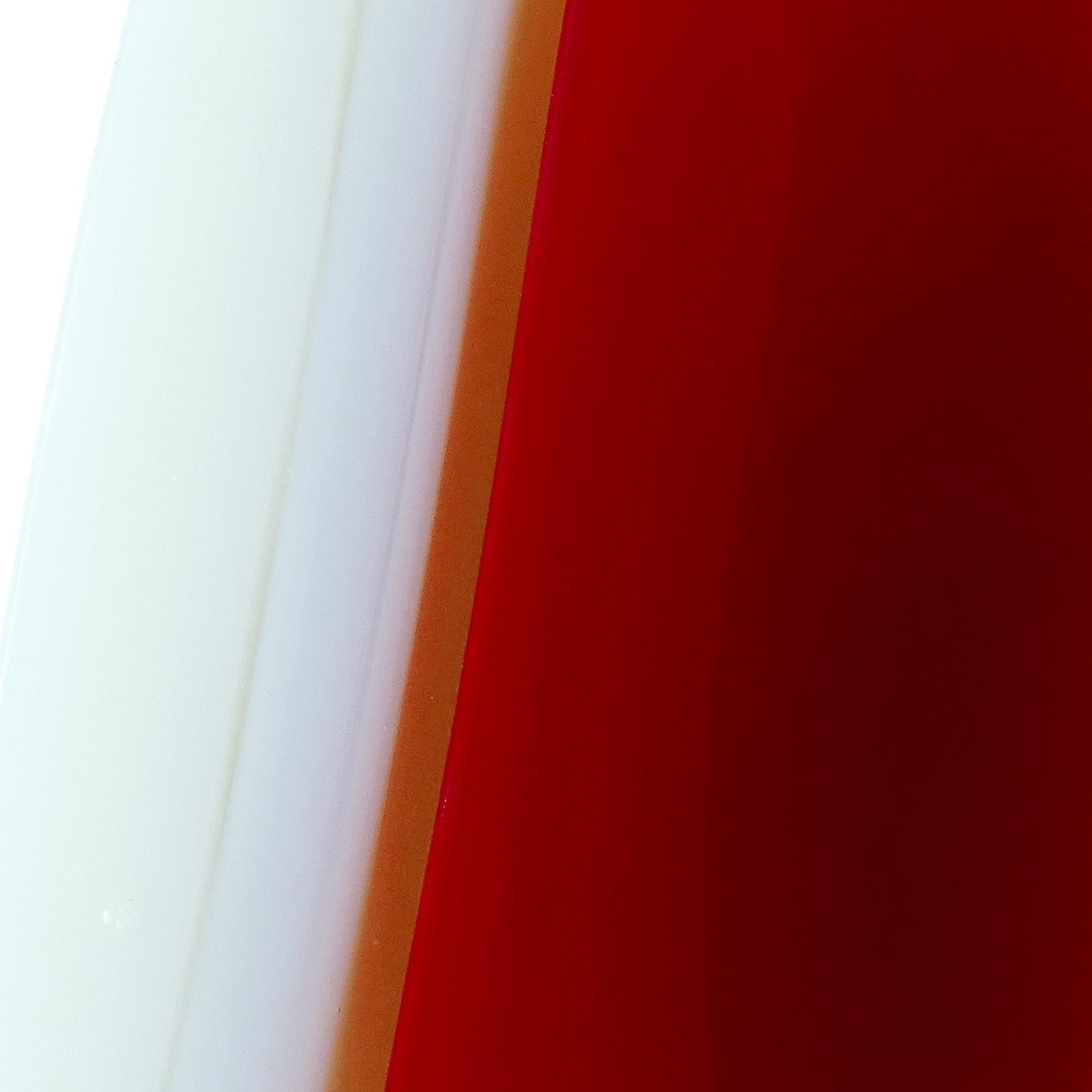 XX secolo Ciotola a forma di triangolo in vetro artistico italiano Seguso Murano Rosso Opale Bianco Alabastro in vendita