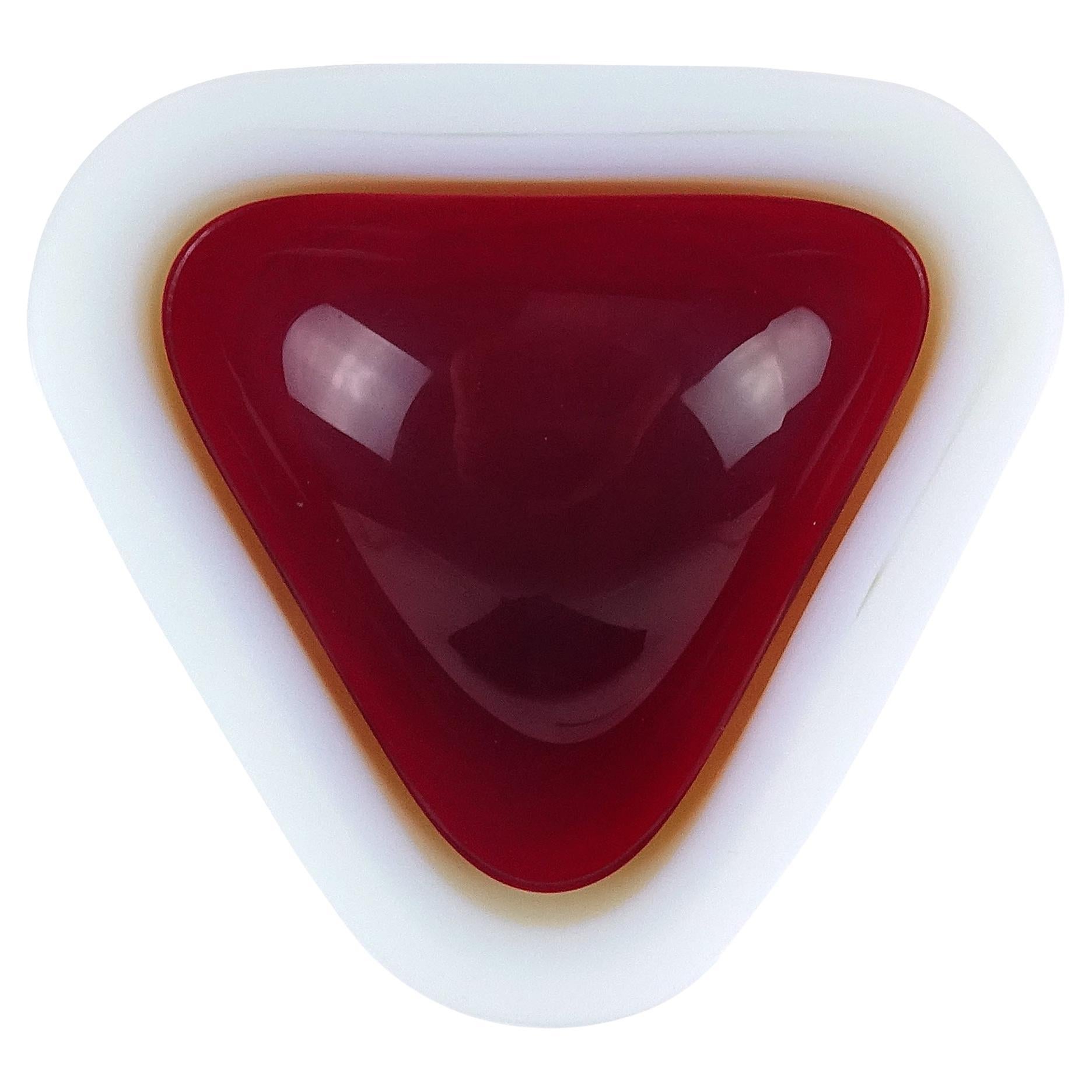 Ciotola a forma di triangolo in vetro artistico italiano Seguso Murano Rosso Opale Bianco Alabastro in vendita