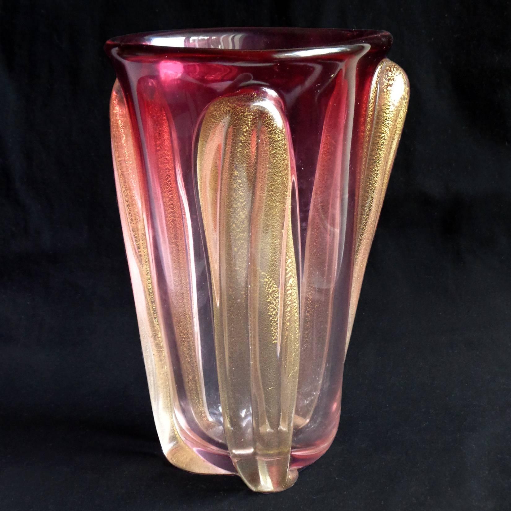 Seguso Murano Red to Pink Sommerso Gold Flecks Italian Art Glass Flower Vase In Good Condition For Sale In Kissimmee, FL