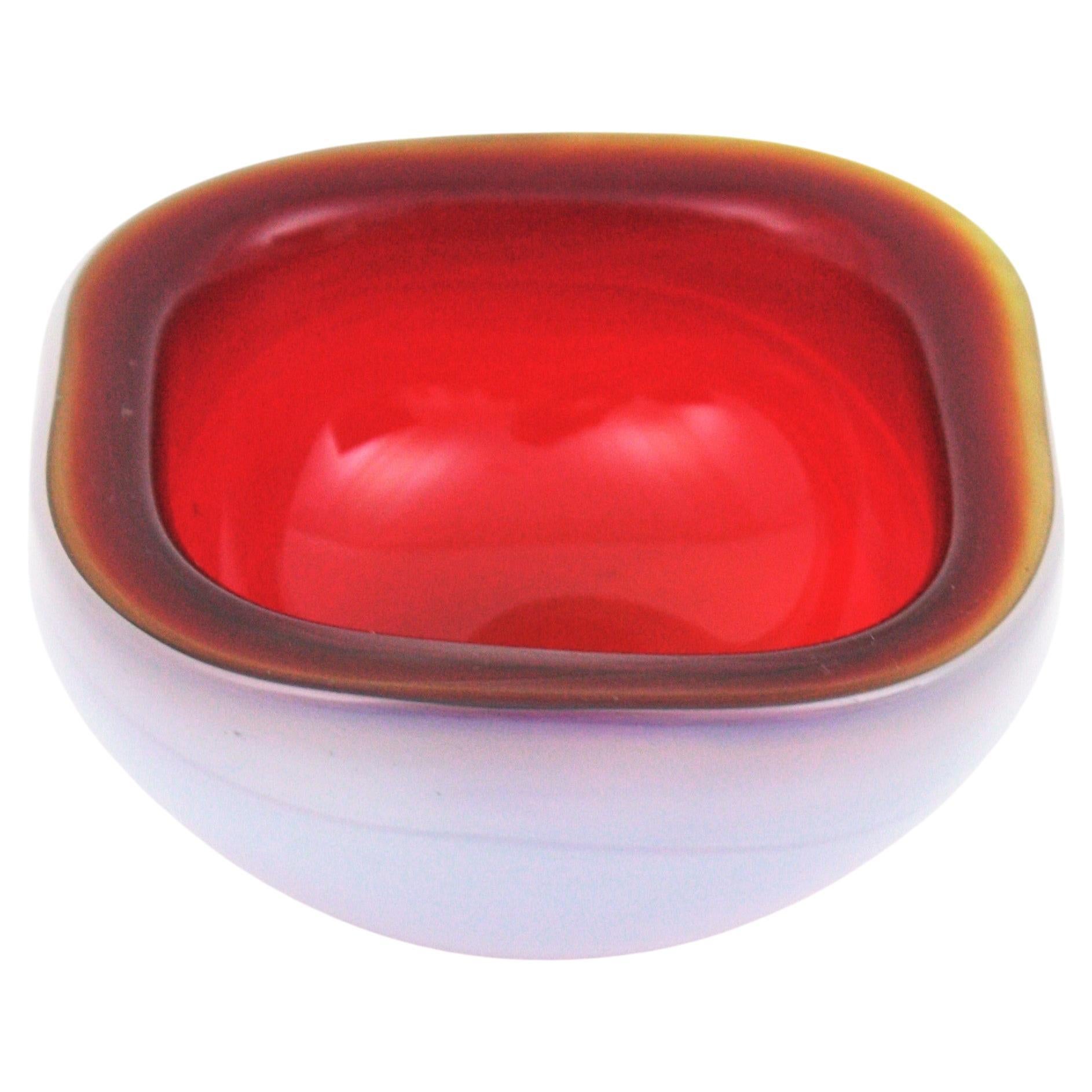 Dreischichtige mundgeblasene Murano-Schale Sommerso, hergestellt von Archimede Seguso / Seguso Vetri d'Arte, Italien 1950er Jahre.
Opalweißes, rotes und gelbes Glas, das mit der Sommerso-Technik in klares Glas eingeschmolzen wurde.
Wechselndes