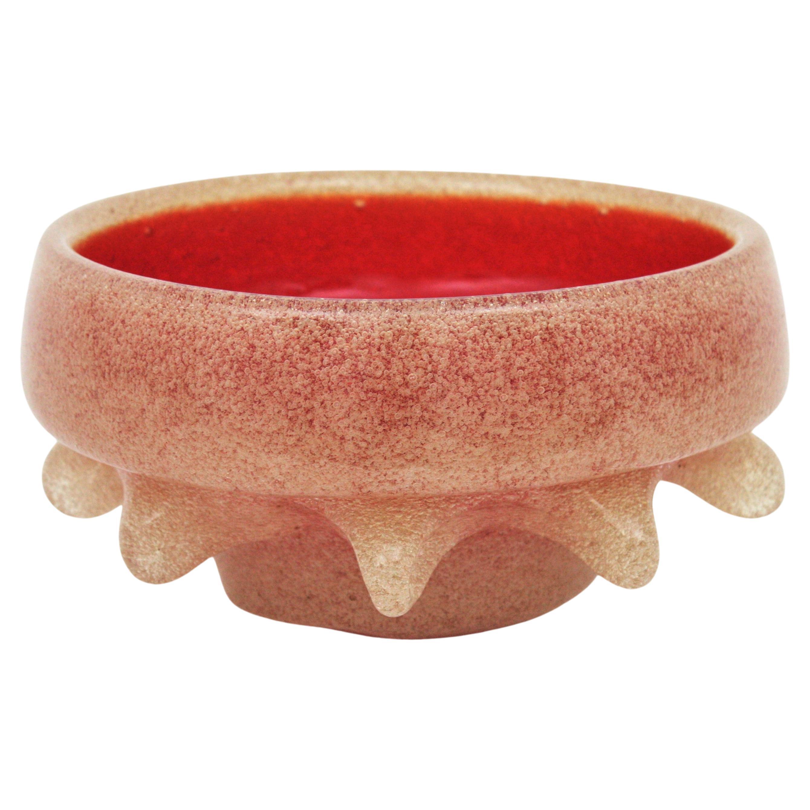 Outstanding hand blown red and white Murano glass bowl with inner air bubbles. Attributed to Seguso Vetri d'Arte. Italy, 1950s.
This exquisite Murano glass decorative bowl has red glass at the interior part, clear white glass at the exterior part