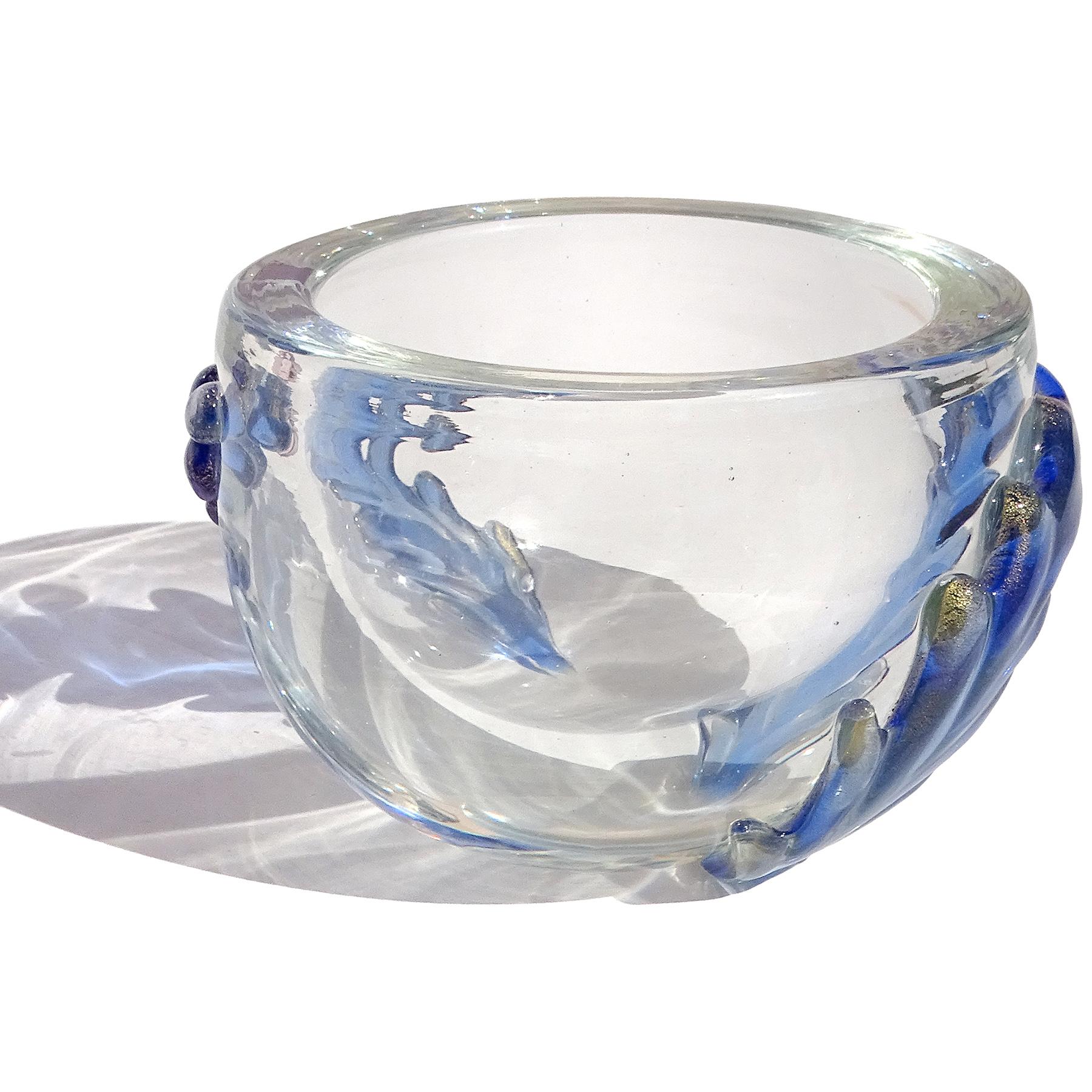 Mid-Century moderno Ciotola in vetro artistico italiano con piume applicate Seguso Murano Blu Zaffiro a chiazze d'oro in vendita