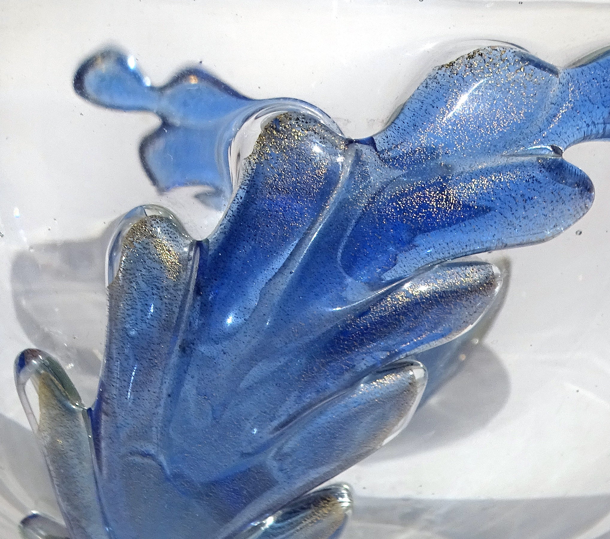 Italiano Ciotola in vetro artistico italiano con piume applicate Seguso Murano Blu Zaffiro a chiazze d'oro in vendita