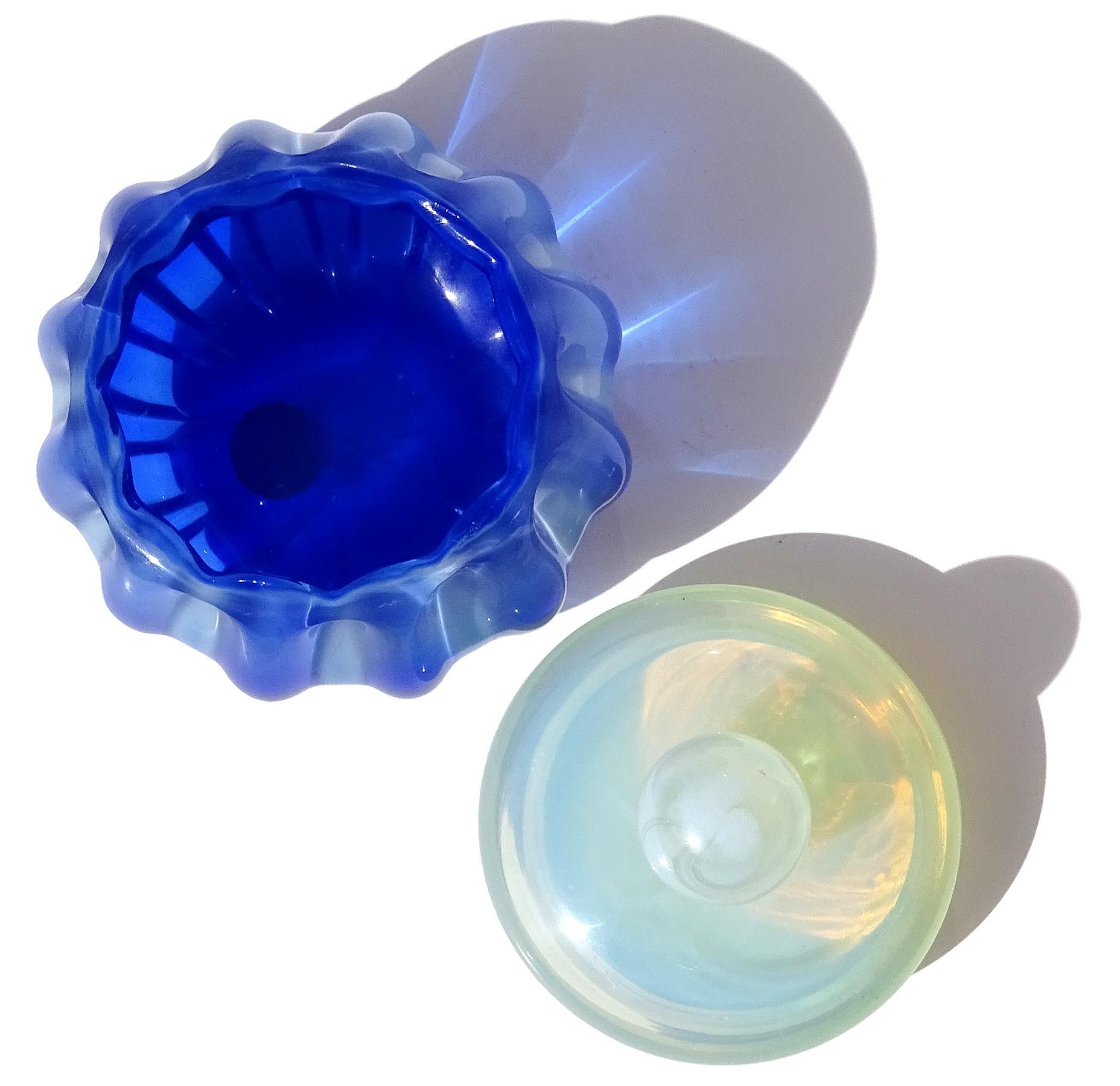 Seguso Murano Sapphire Fiery Opal White Vidrio de Arte Italiano Tarro de Polvo para Tocador en Bueno estado para la venta en Kissimmee, FL
