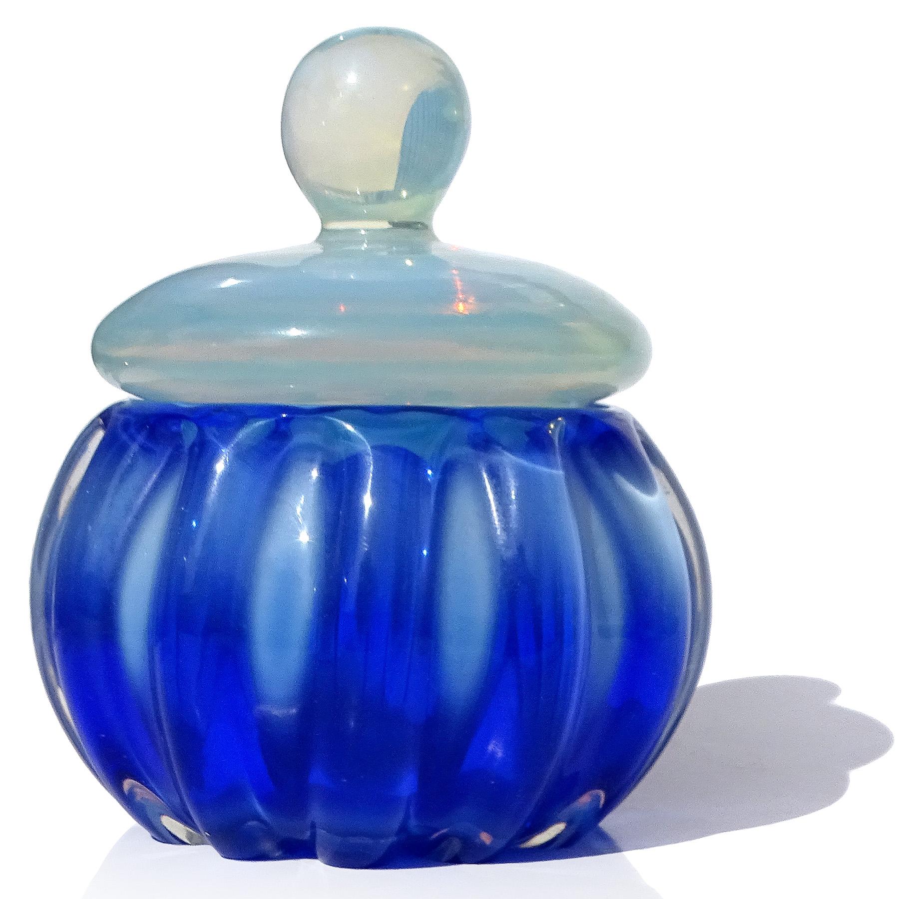 Precioso tarro / polvera vintage de cristal artístico italiano de Murano soplado a mano en azul zafiro opalescente y blanco. Documentado al diseñador Archimede Seguso, hacia la década de 1950. La pieza tiene una desgastada etiqueta roja 
