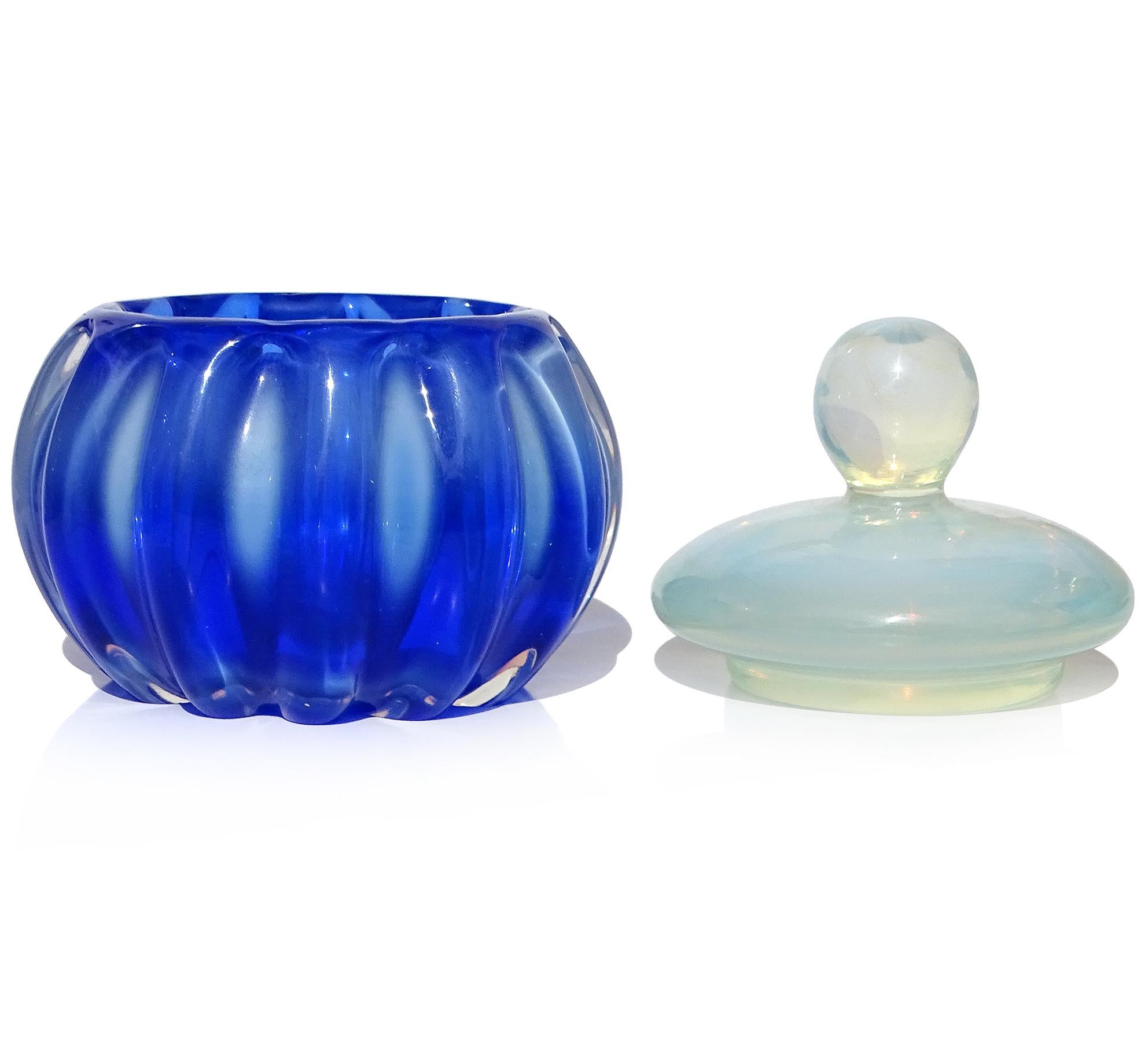 Seguso Murano Sapphire Fiery Opal White Vidrio de Arte Italiano Tarro de Polvo para Tocador siglo XX en venta
