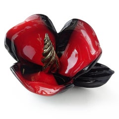 Scultura floreale in vetro artistico italiano firmata Seguso Murano, con riflessi neri, rossi e dorati