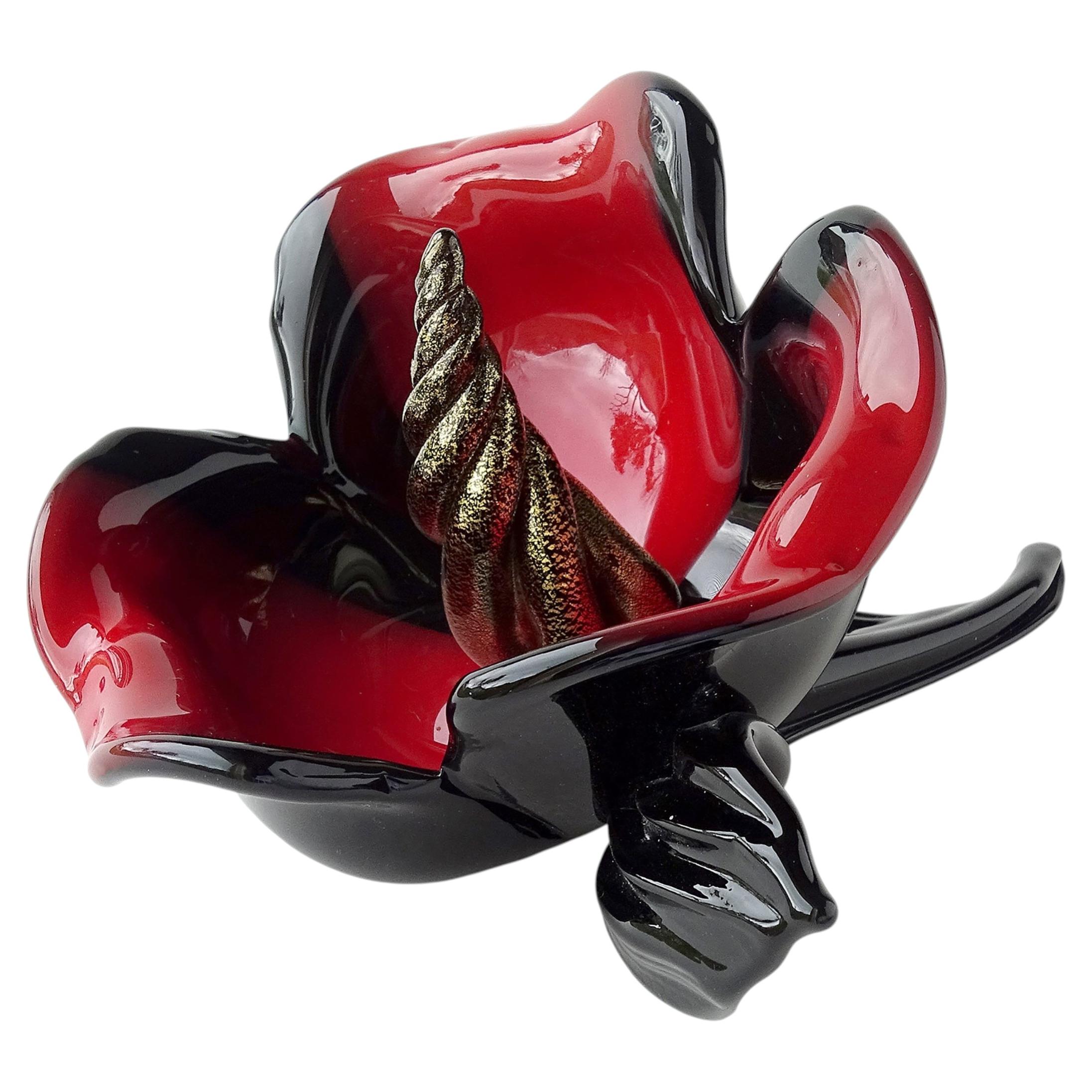 Scultura floreale in vetro artistico italiano firmata Seguso Murano, con riflessi neri, rossi e dorati