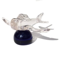 Scultura di aeroplano in vetro artistico italiano firmato Seguso Murano su base blu