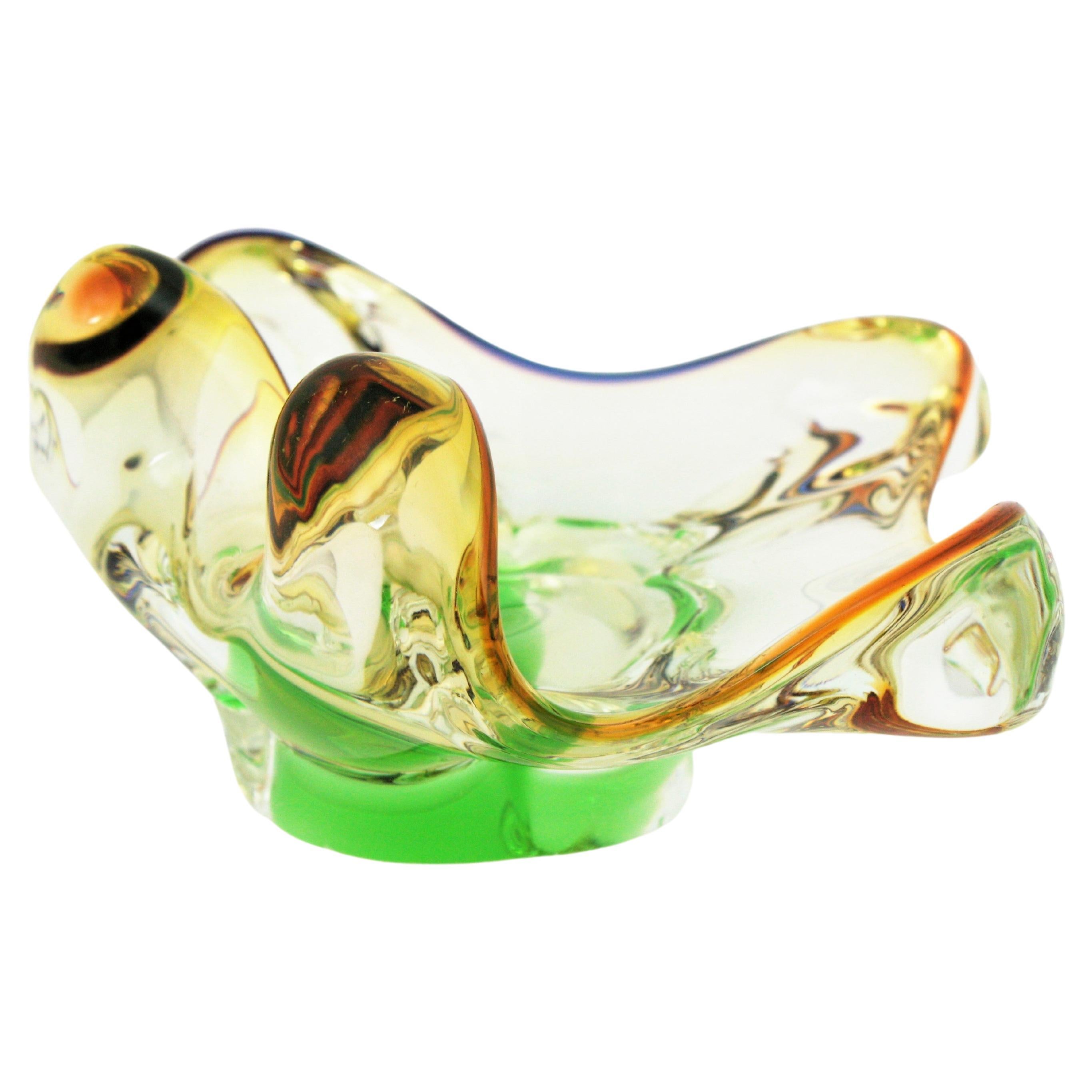Große Sommerso Freiform-Kunstglasschale / Aschenbecher, zugeschrieben Seguso, Italien, 1960er Jahre
Atemberaubende mundgeblasene Glasschale mit organischem Freiform-Design in Klarglas mit Akzenten in grünem Glas. Er hat einen bernsteinfarbenen
