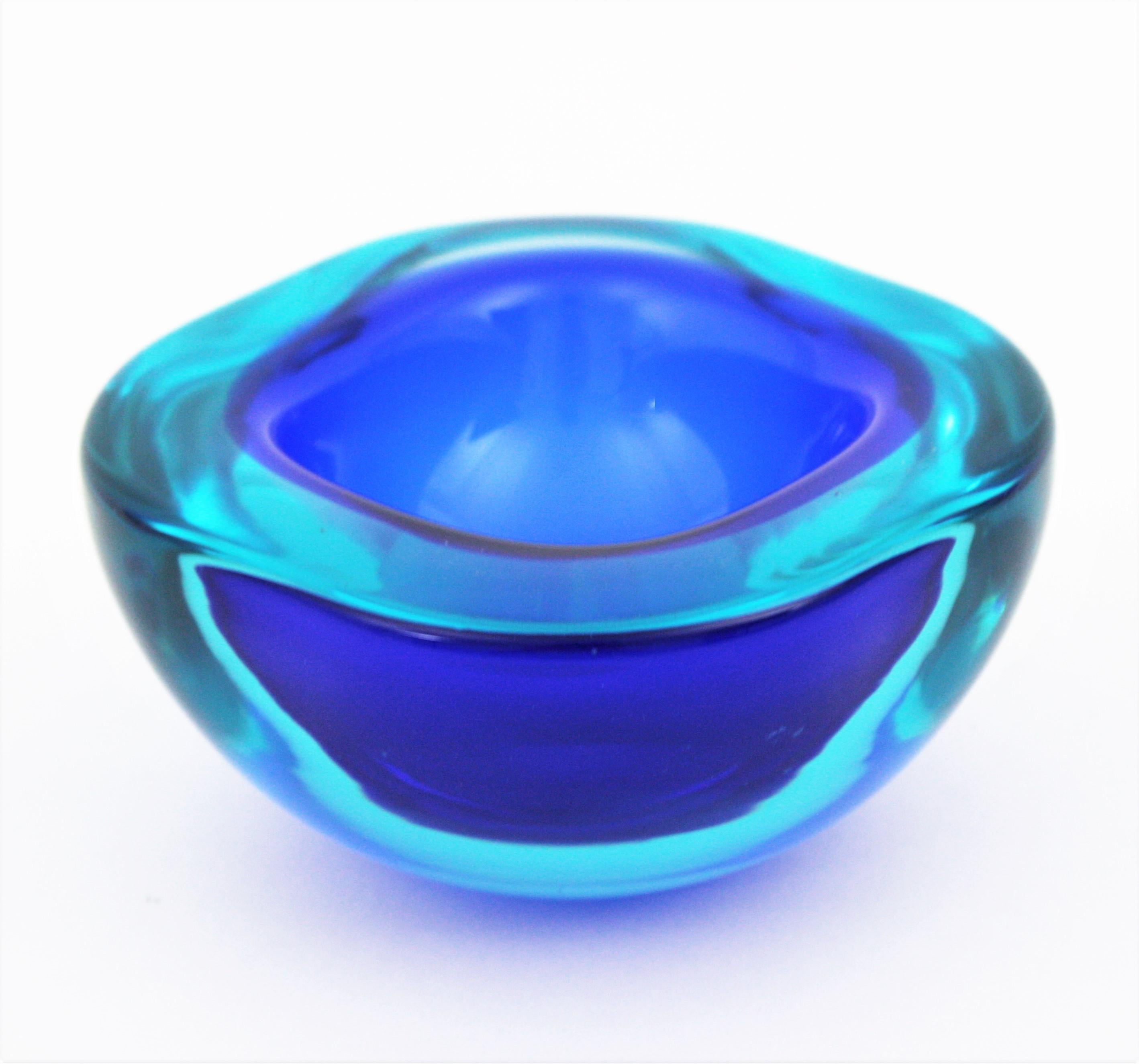 Seguso Murano Sommerso Blau Klarglas Quadrat Geode Kunstglas Schale (Moderne der Mitte des Jahrhunderts) im Angebot