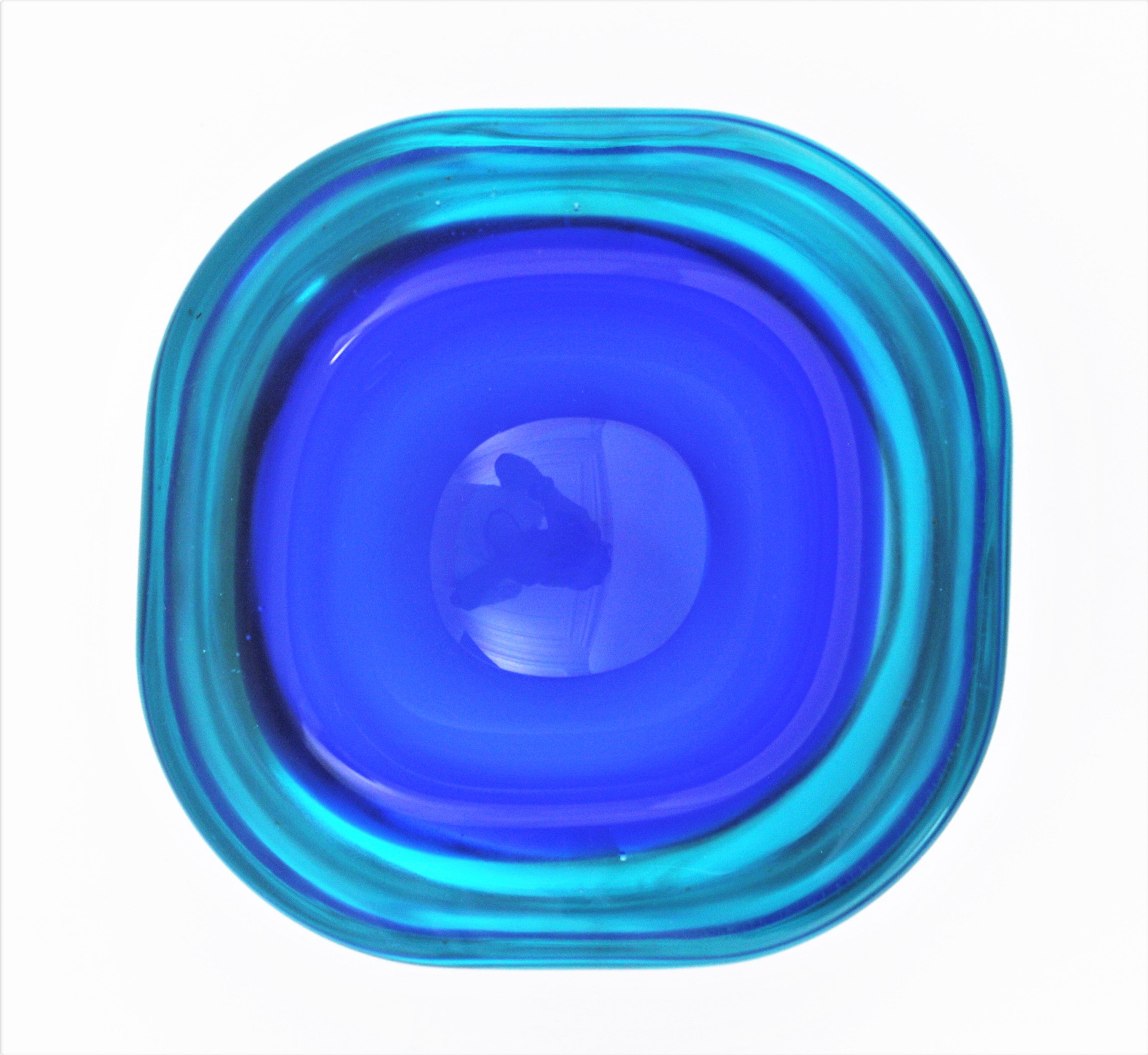 Hand blown Murano glass Sommerso triangle geode bowl in dark blue and turquoise blue glass. Italy, 1960s.
A darker blue in the central part contrasting with the edge in turquoise blue using the 