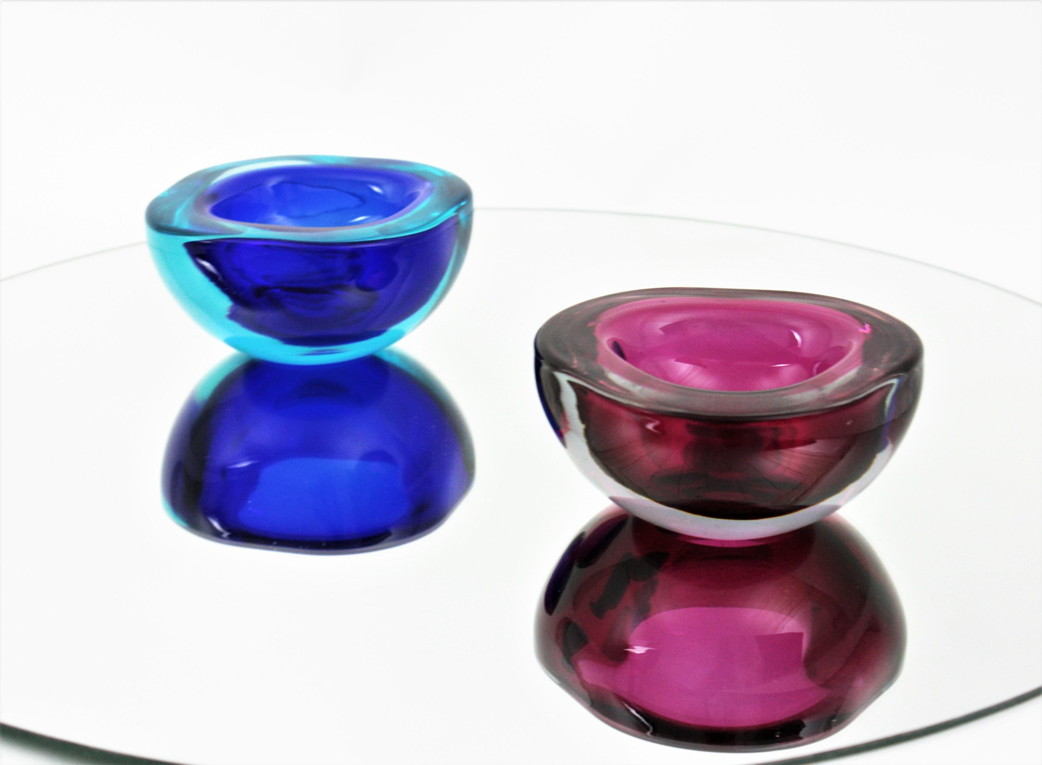 20ième siècle Seguso Murano Sommerso en verre bleu clair carré Geode Art Glass Bowl en vente