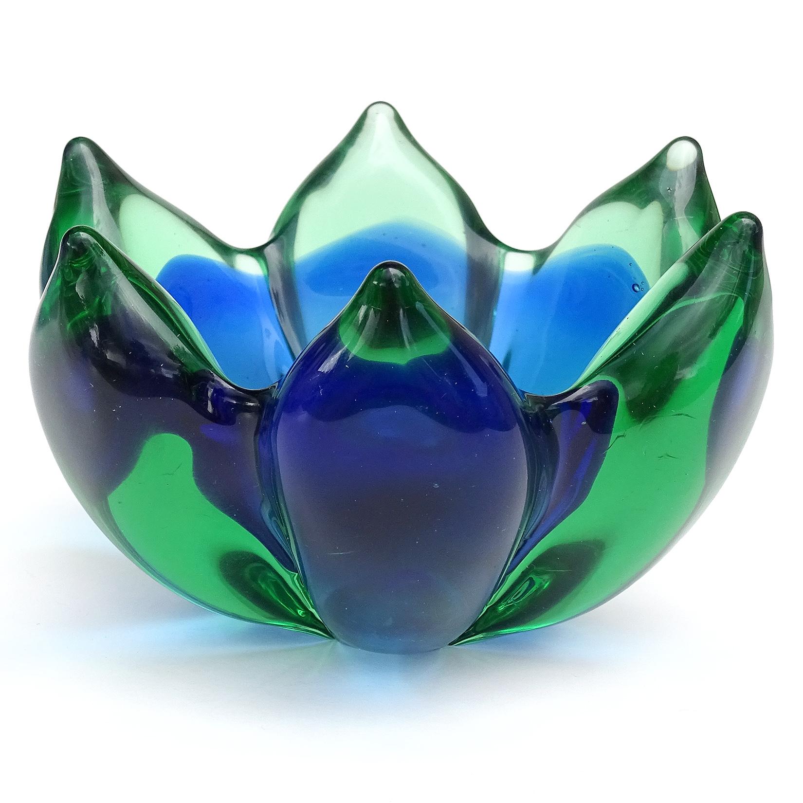 Magnifique bol en verre soufflé à la main de Murano Sommerso, vert et bleu, en verre d'art italien en forme de fleur de lotus, vide-poche. Documenté au designer Archimede Seguso. Celui-ci n'a pas d'étiquette, mais j'en ai possédé plusieurs autres