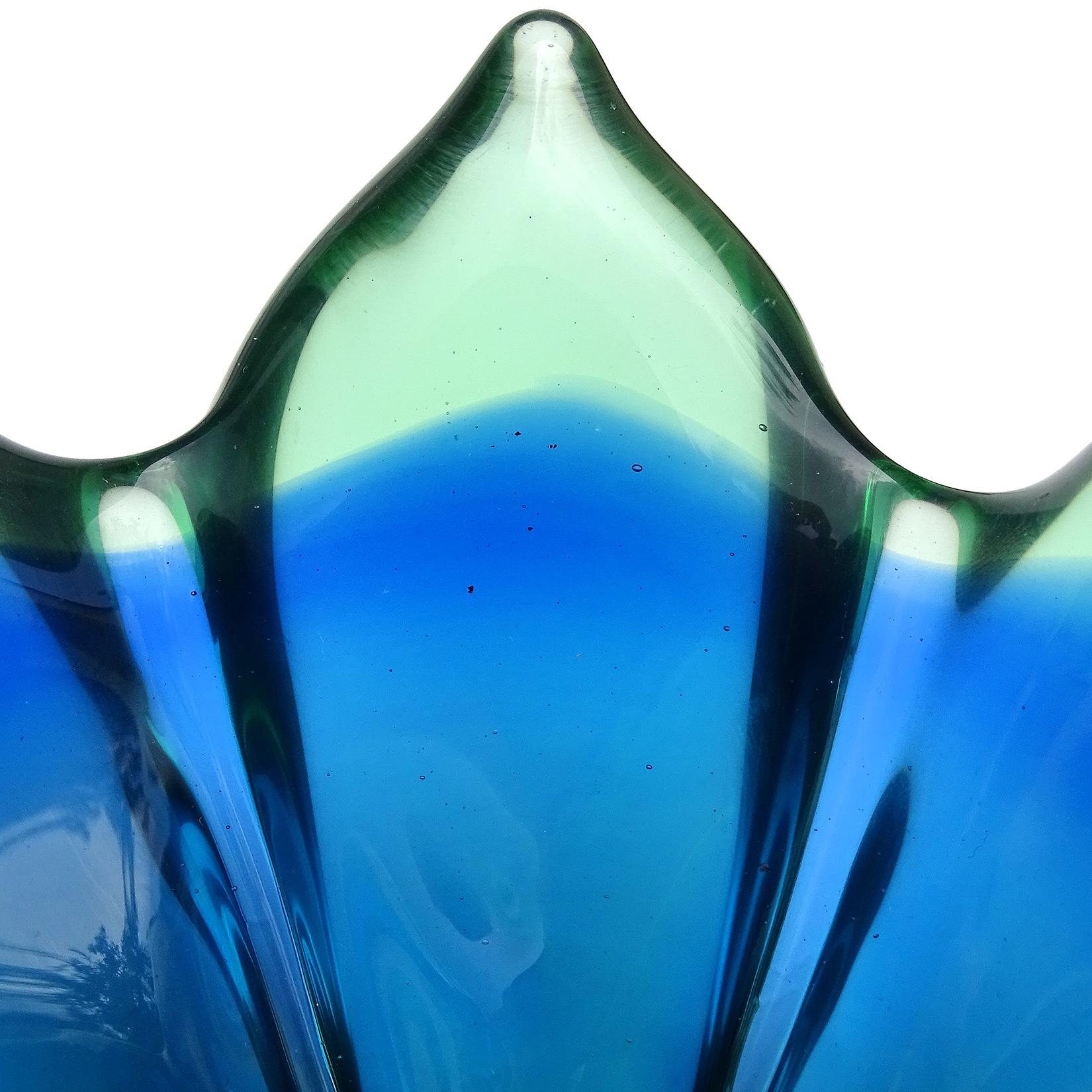 Verre d'art Seguso - Plat à fleurs de lotus en verre d'art italien Sommerso bleu et vert de Murano en vente